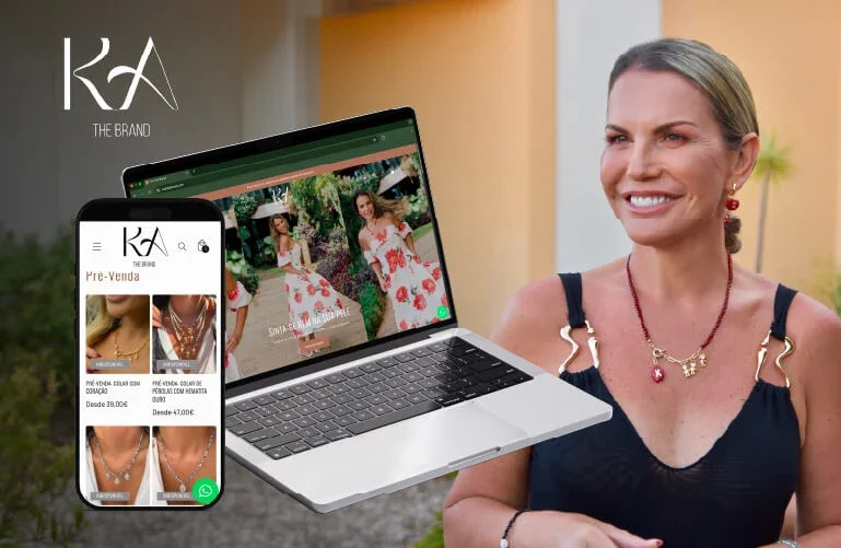 Mulher sorridente segurando um laptop e ao lado uma tela de celular mostrando uma loja de roupas e acessórios, com logo 'KA THE BRAND'.