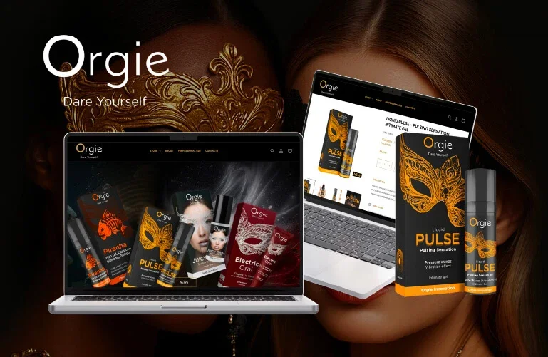 Imagem de dois laptops exibindo páginas de produtos de uma marca chamada Orgie, com embalagens de gel íntimo e sprays. Fundo com duas pessoas, uma com máscara dourada e outra com máscara de fada, sugerindo uma campanha de marketing para produtos de bem-estar ou cosméticos.