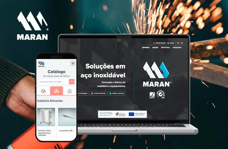 Imagem de um laptop e um smartphone exibindo o site da empresa Maran, especializada em soluções em aço inoxidável para indústria alimentícia e fabricação de mobiliário e equipamentos, com fundo de faíscas de solda