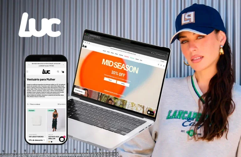 Mulher usando boné e jaqueta, ao lado de um laptop e celular exibindo site de compras online, com destaque para promoções de meia temporada e roupas femininas.