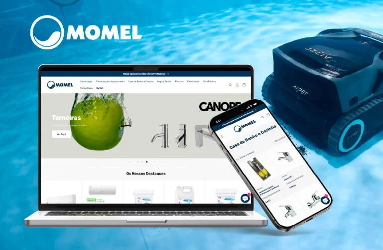 Imagem de produtos de uma loja online de itens para banheiro e cozinha, incluindo torneiras e acessórios, com um laptop, um smartphone exibindo o site e um aspirador de pó, tudo sobre uma piscina ou fonte de água.