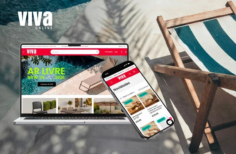 Imagem de um laptop e um celular exibindo o site 'Viva Online' com produtos de decoração ao ar livre, numa praia com cadeiras de madeira e guarda-sol azul e branco.