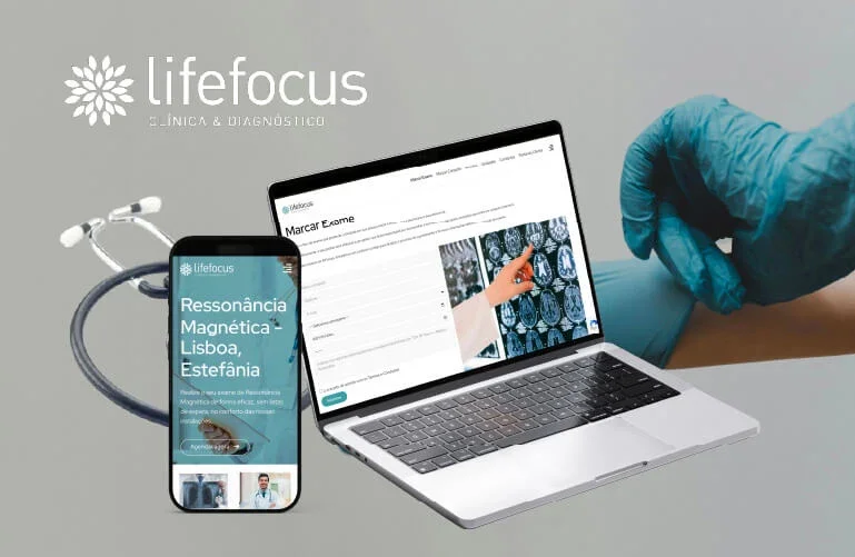 Imagem de uma tela de laptop e um smartphone exibindo informações de uma clínica de diagnóstico chamada Lifefocus, acompanhada por um estetoscópio, e uma pessoa com luvas médicas ao lado do laptop.