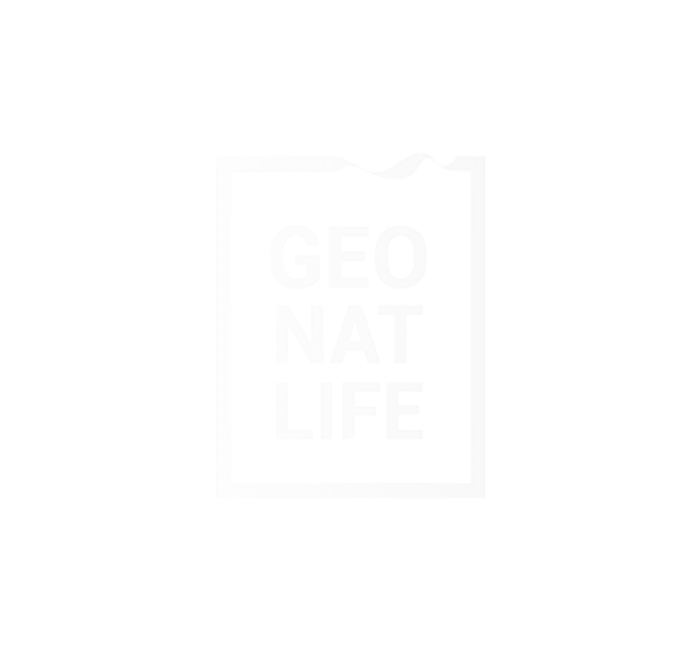 Logotipo em preto e branco com a frase "GEO NAT LIFE" dentro de uma forma que lembra um rótulo ou etiqueta.