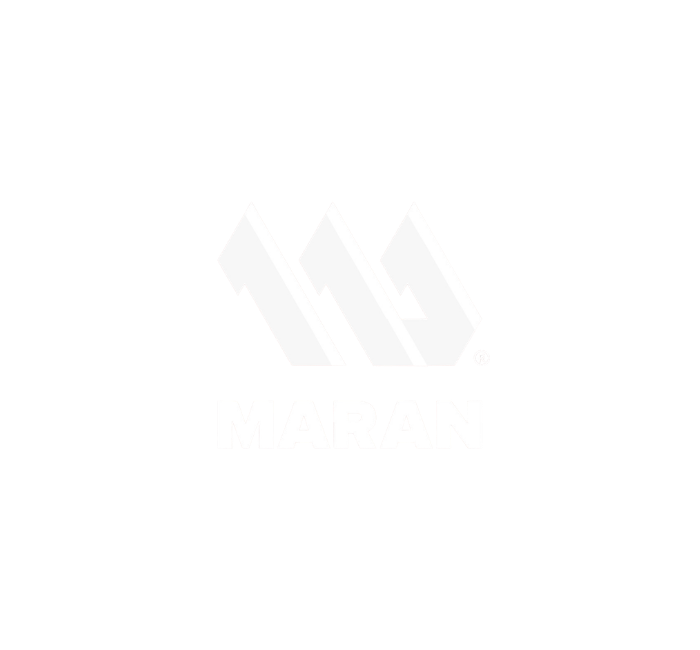 Logotipo da marca Maran, com um símbolo gráfico estilizado de duas letras 'M' entrelaçadas em cor branca sobre fundo preto.