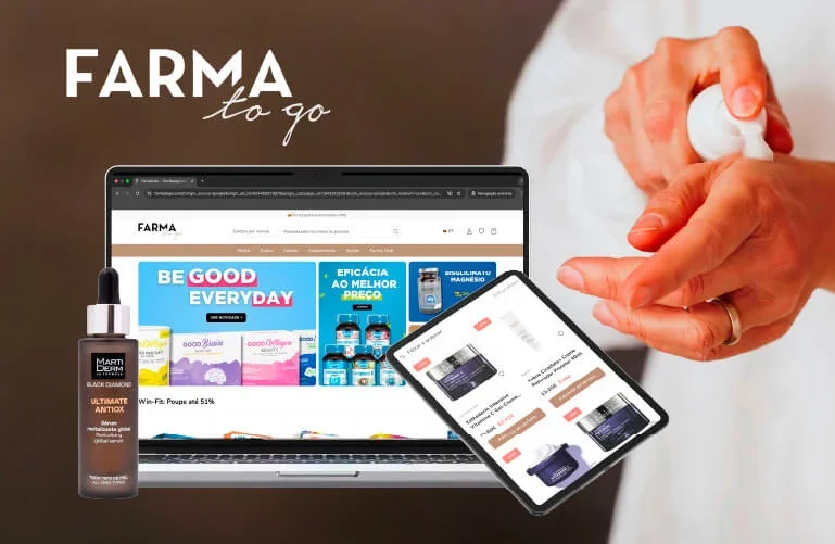 Uma pessoa aplica uma loção em suas mãos, ao lado de um computador portátil e um telefone celular exibindo uma loja online de farmácia, com produtos de cuidados pessoais e medicamentos, além de um frasco de produto de cuidados com a pele.