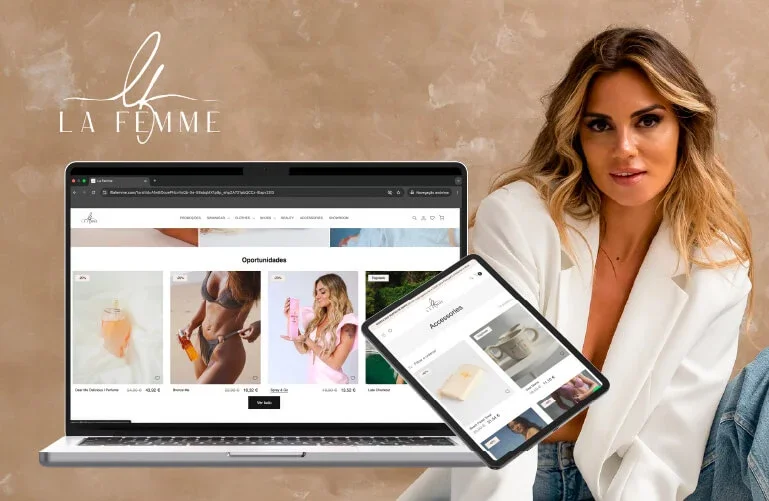 Mulher segurando smartphone com loja online de produtos de beleza, com laptop ao fundo exibindo a mesma loja.