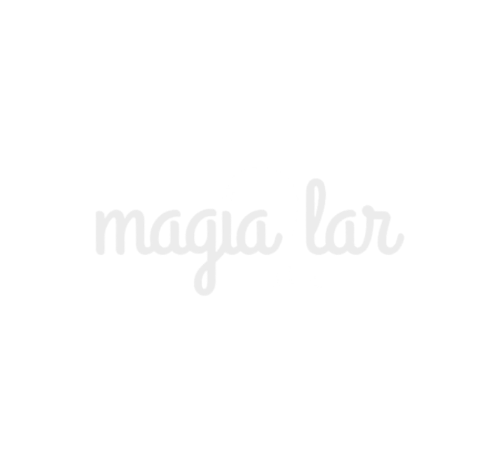Logotipo com a palavra "magia" em letras cursivas brancas e "lar" em letras cursivas brancas, com um chapéu de feiticeiro na letra "a" de "lar" com uma varinha de condão apontando para ela, tudo em fundo preto.