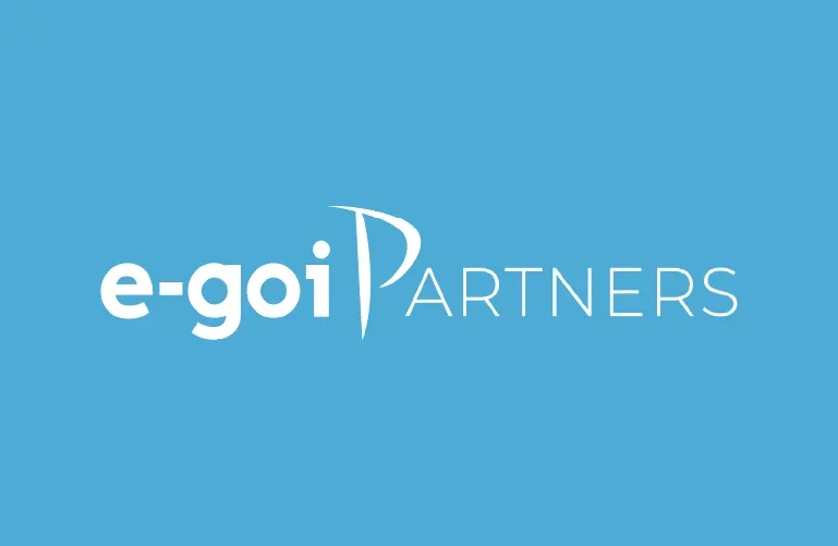 Logotipo azul com texto branco 'e-goi PARTNERS'.