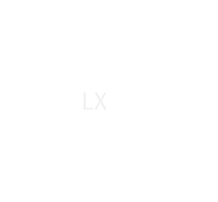 Logotipo com ícone de bateria e o texto 'LXbattery', em cores branca e preta.