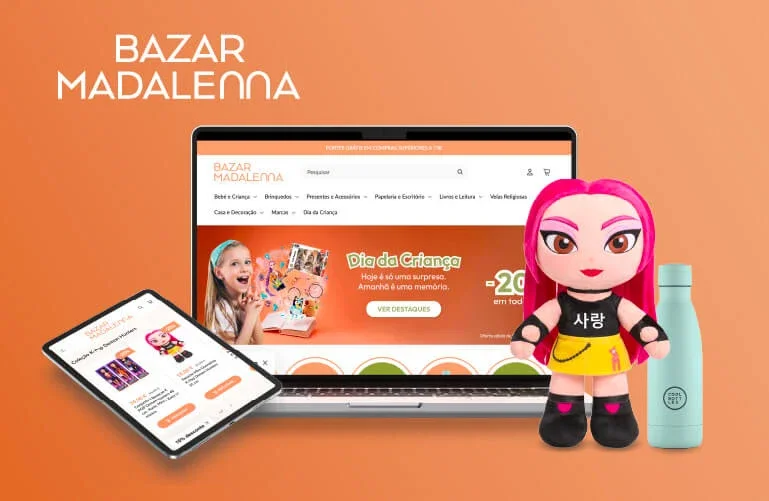 imagem de tablet e telefone exibindo o site do Bazar Madalena, com uma boneca de pelúcia rosa ao lado e uma garrafinha