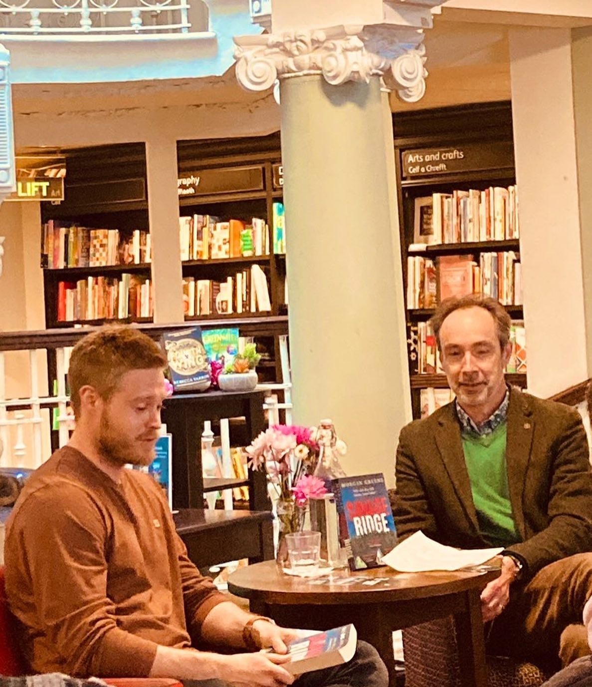 @morgangreeneauthor on his fantastic new novel Savage Ridge @swanseastones 📚📚 Gorgeous setting and a fascinating discussion with the always brilliant Alan Bilton @canelo_co #bookstagram #booksbooksbooks