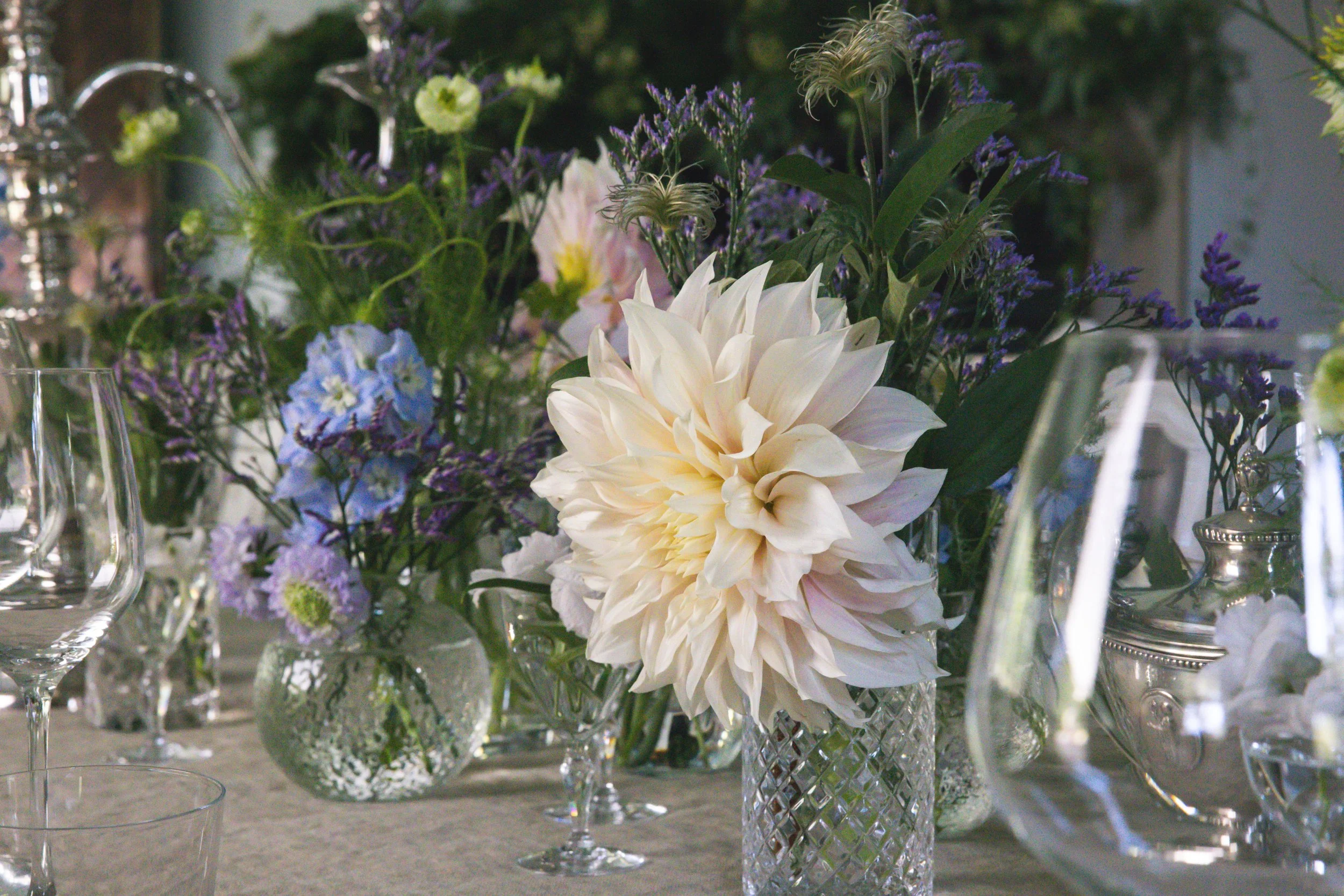 Luxury flower Dahlia "Cafe au l
Lait" used by wedding florist in Stockholm - John Young Florals.