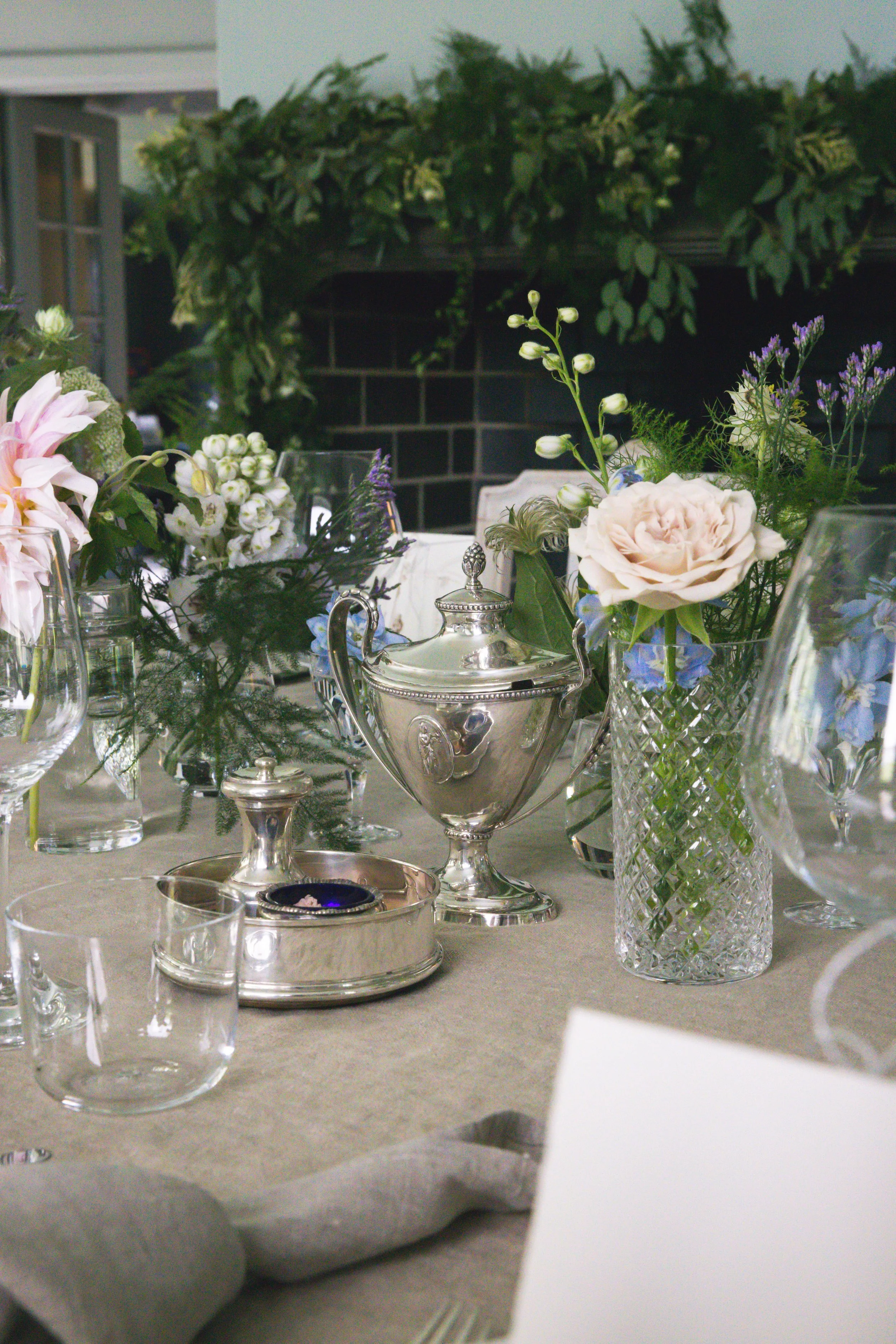 Wedding table arrangements 
wedding arch, wedding flowers, stockholm, bröllopsflorist, bröllop, bröllop i stockholm,wedding arch, wedding flowers, stockholm, bröllopsflorist, bröllop, bröllop i stockholm, bride, bridesmaid, brud, brudtärna, luxury we