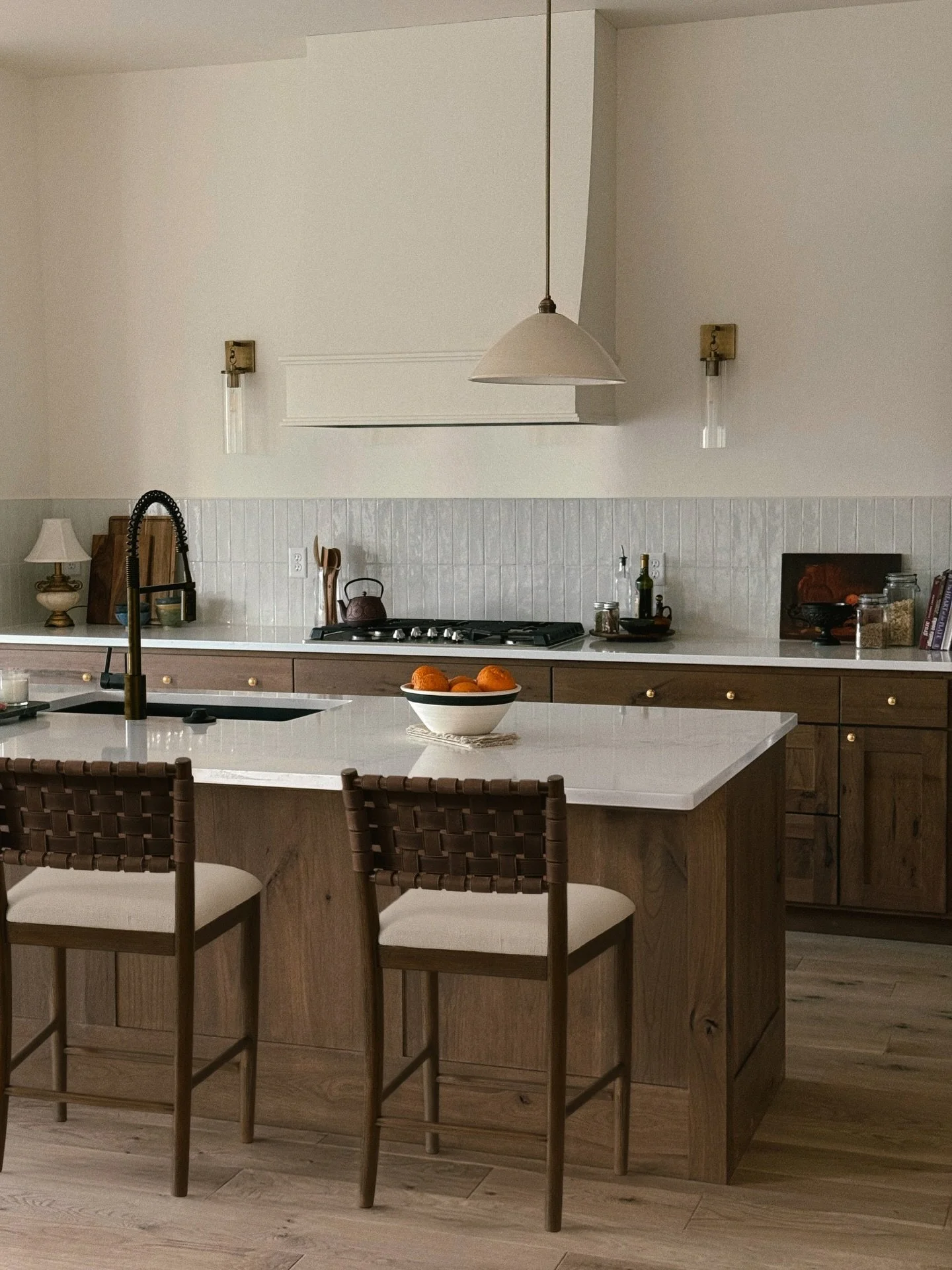 2/3 introducing our north albany new build 🎙️ i thought about a more dramatic reveal, but it&rsquo;s just not my style. enjoy!

interior design, oregon, new build, kitchen design, home design