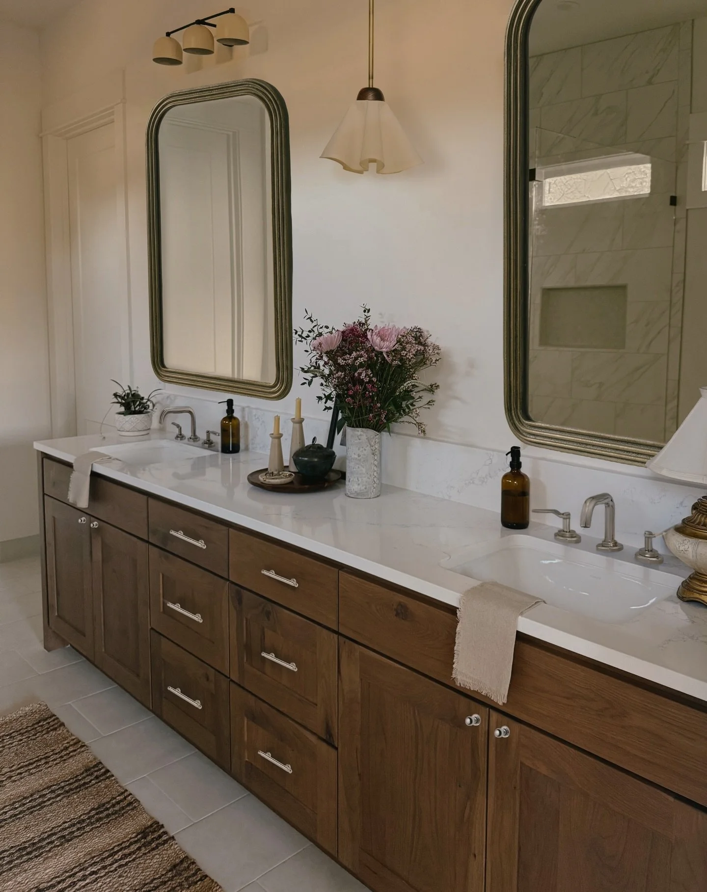 1/3 introducing our north albany new build 🎙️ i thought about a more dramatic reveal, but it&rsquo;s just not my style. enjoy!

interior design, oregon, new build, bath design, home design