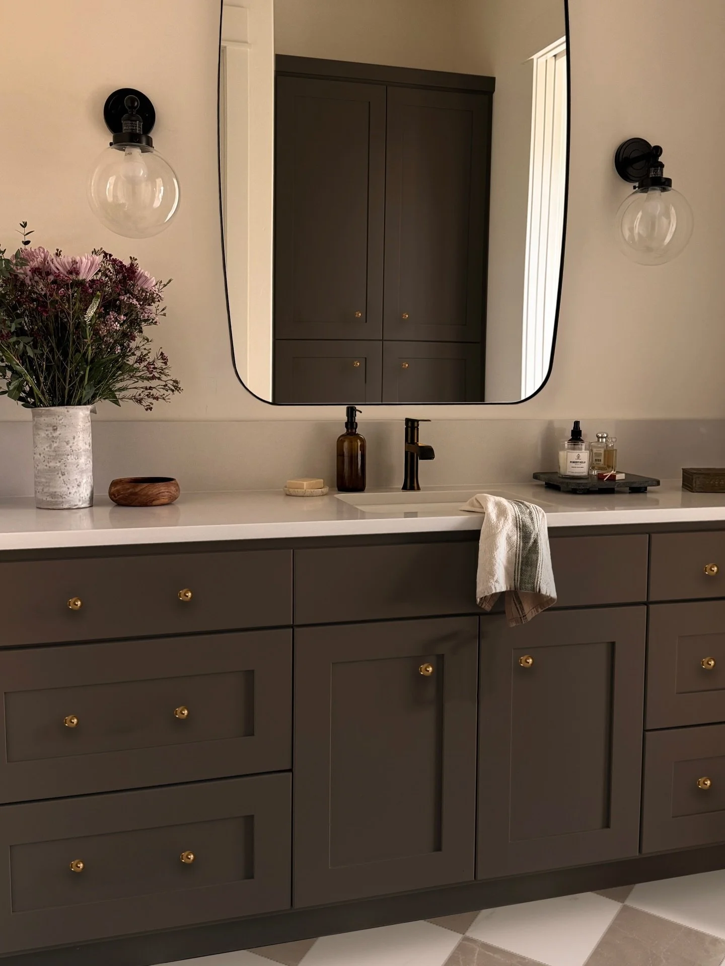 3/3 introducing our north albany new build 🎙️ i thought about a more dramatic reveal, but it&rsquo;s just not my style. enjoy!

interior design, oregon, new build, bath design, home design