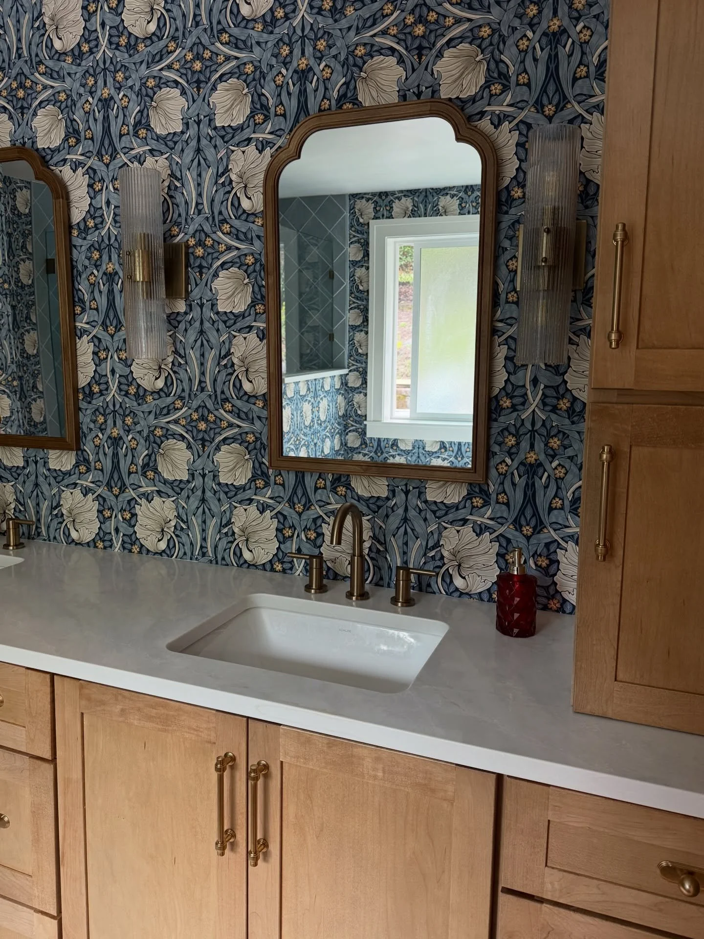 quarry home, primary bath. a bold but classic wallpaper pattern (that my client did herself!) paired with delicate details and soft finishes. enjoy these casual, unstyled, iphone pics 🪻

design: @midafternoon.studios