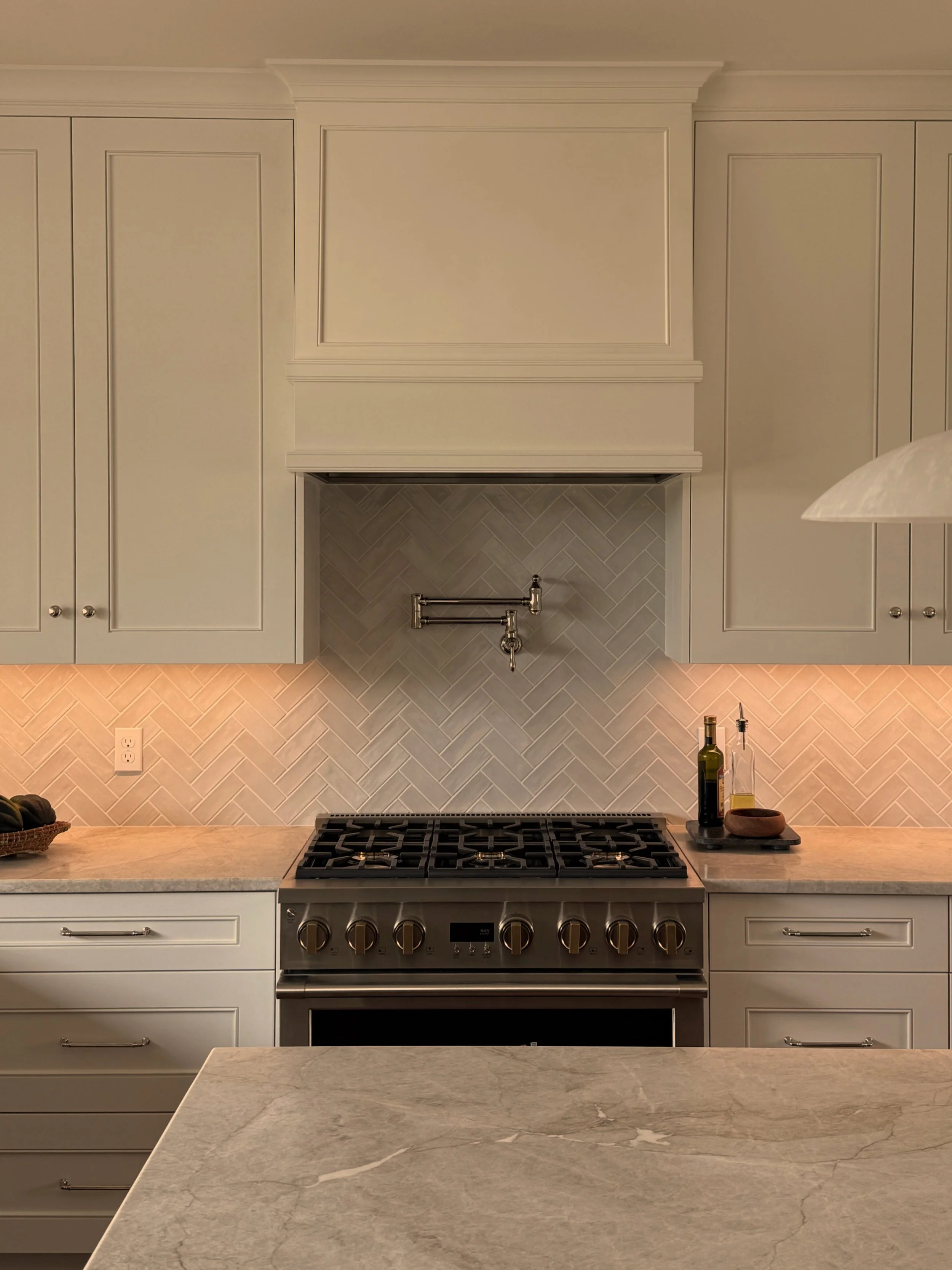 i love color &mdash; but i also love the absence of it. we chose to lean into the simplicity and warmth and classic feel of a creamy white kitchen here and i&rsquo;m so happy with how it turned out 🪽

design by @midafternoon.studios 
build by Precis