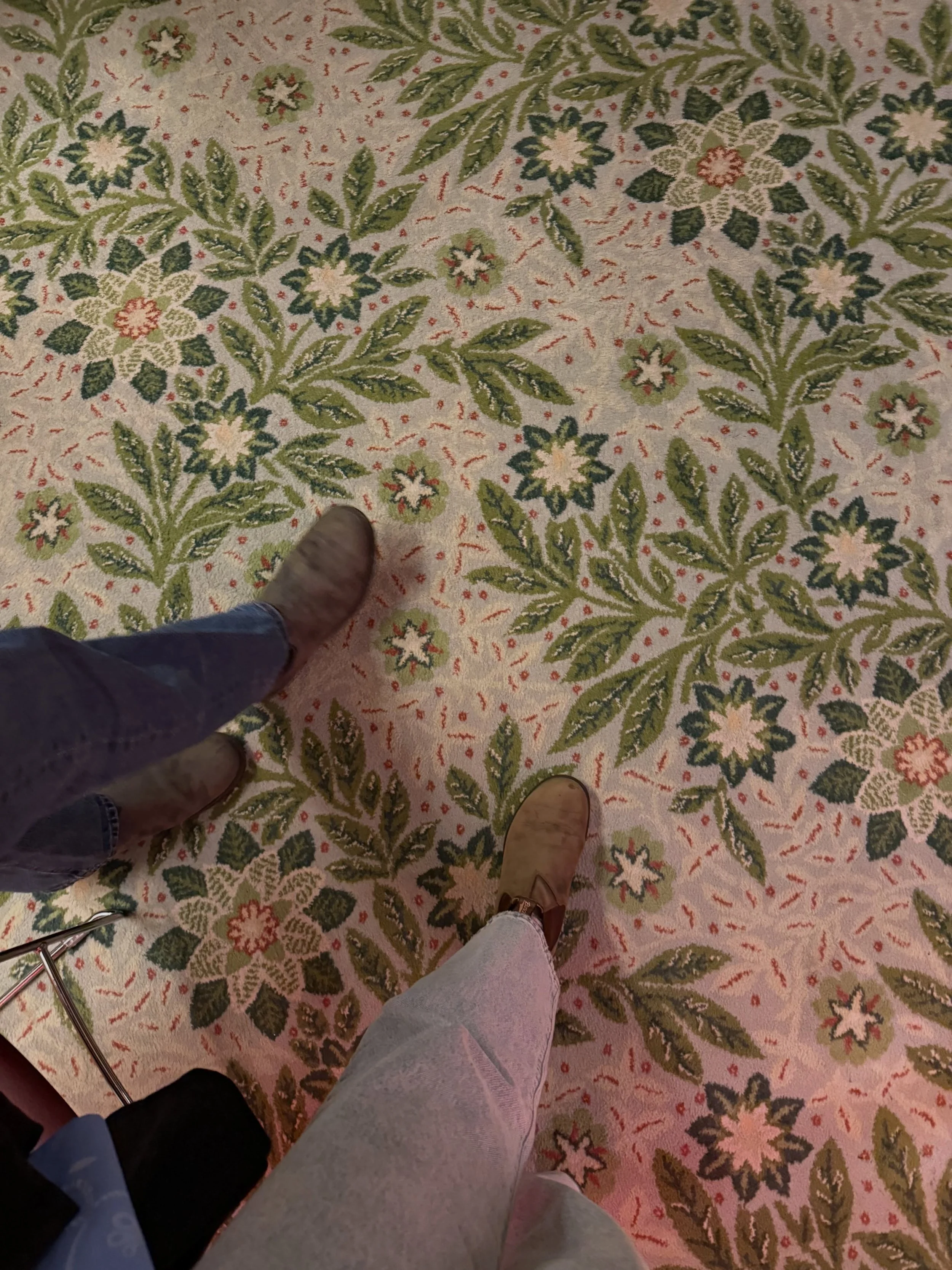 funky carpet alert 🚨🚨🚨