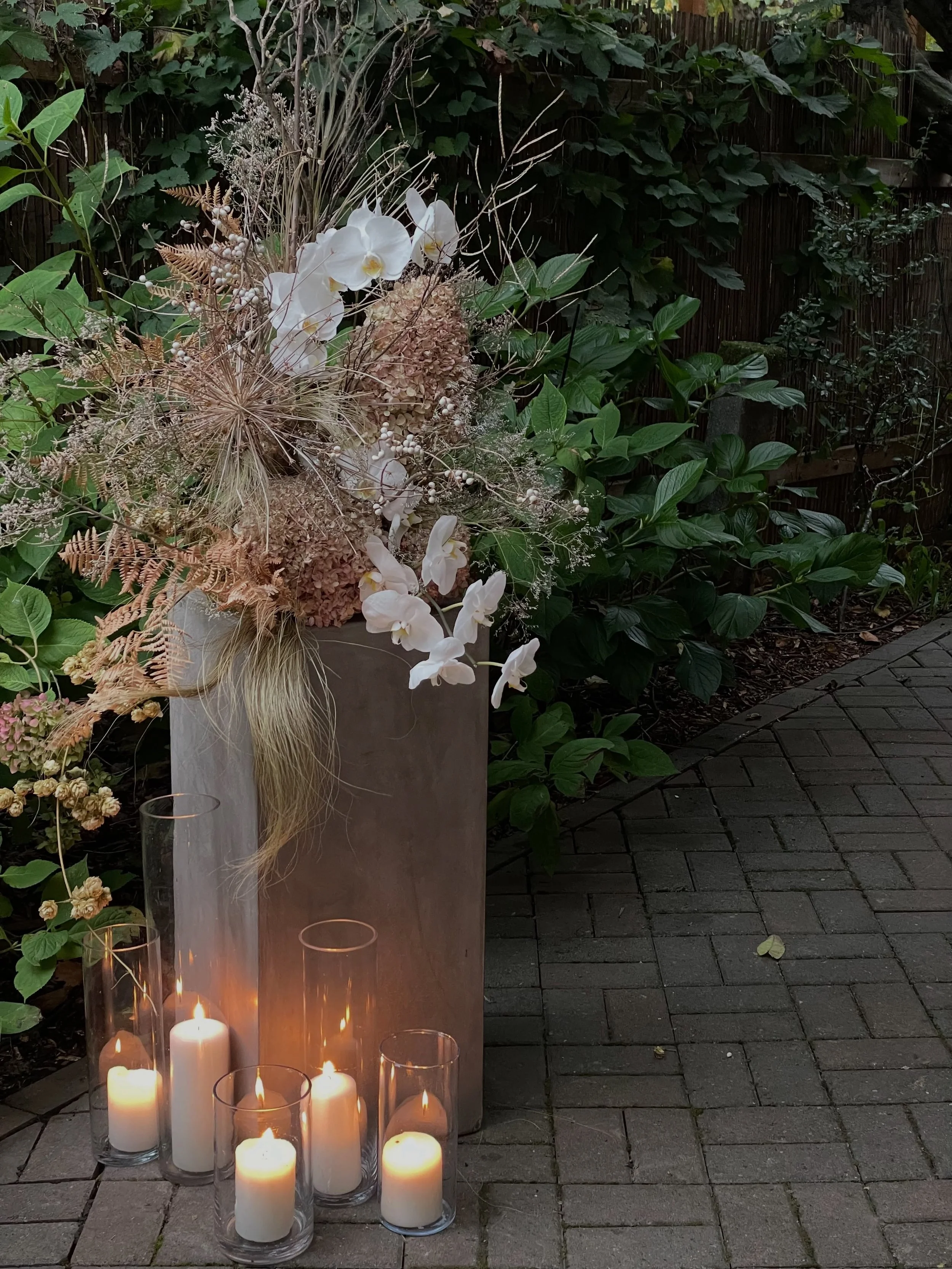 i have a dream of designing a room that has the same feel as this floral installation 🕯️ a past me used to work weddings so my camera roll is full of the prettiest buildings and tablescapes and installs like this one!

florals @phosphorusbotanical &
