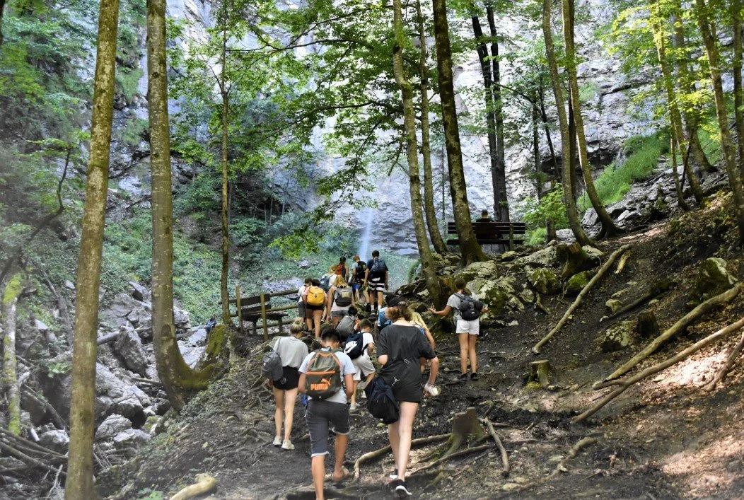 groups of hikers2.jpg
