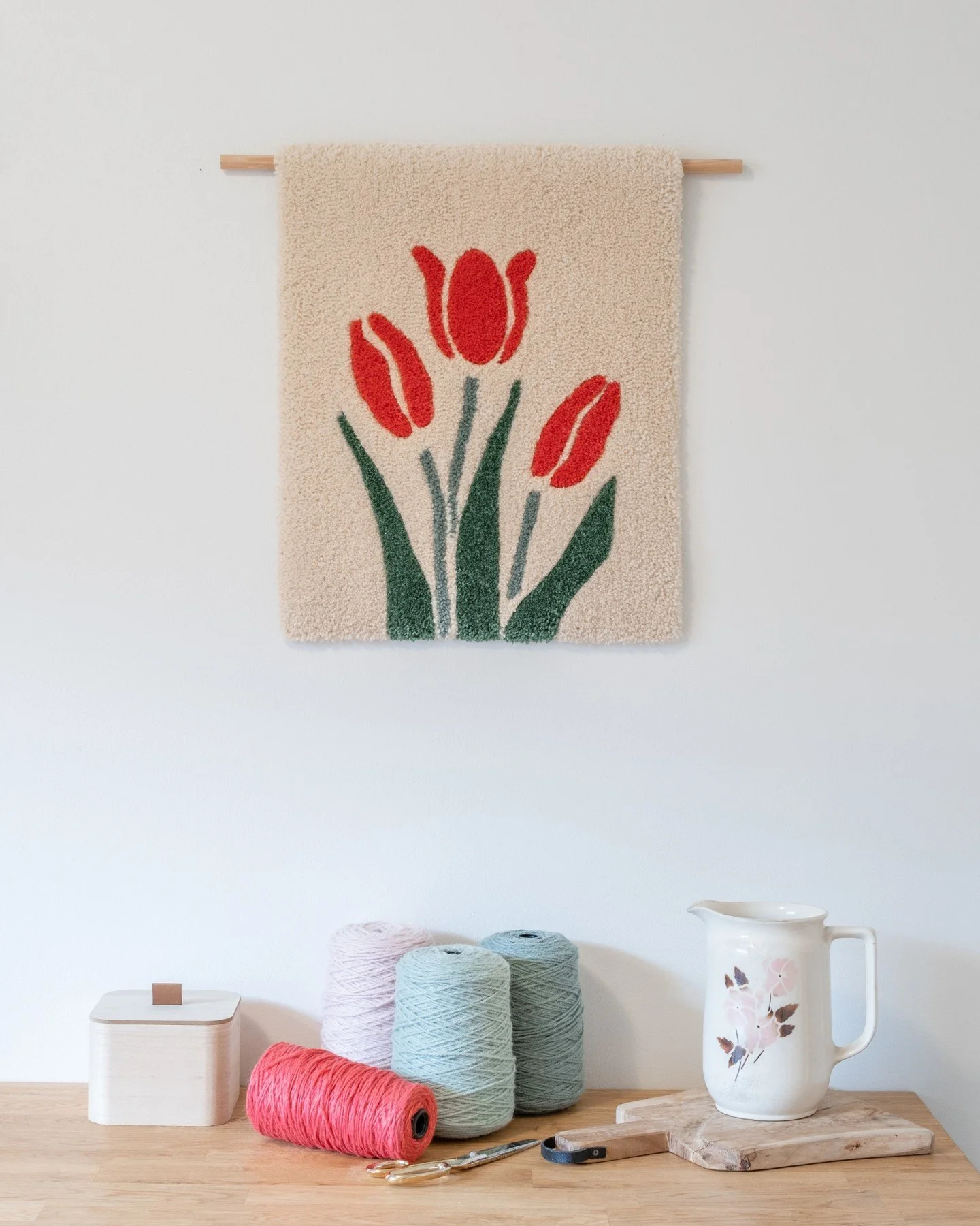 🇫🇮 Olen tehnyt aiemmin kolme tulppaaniryijy&auml;, ja t&auml;m&auml; syntyi, kun asiakas n&auml;ki ne ja halusi oman. 🌷
Muokattiin hieman alkuper&auml;ist&auml; ryijy&auml;, josta h&auml;n erityisesti piti, jotta teoksesta tulisi ihan omanlainen. 