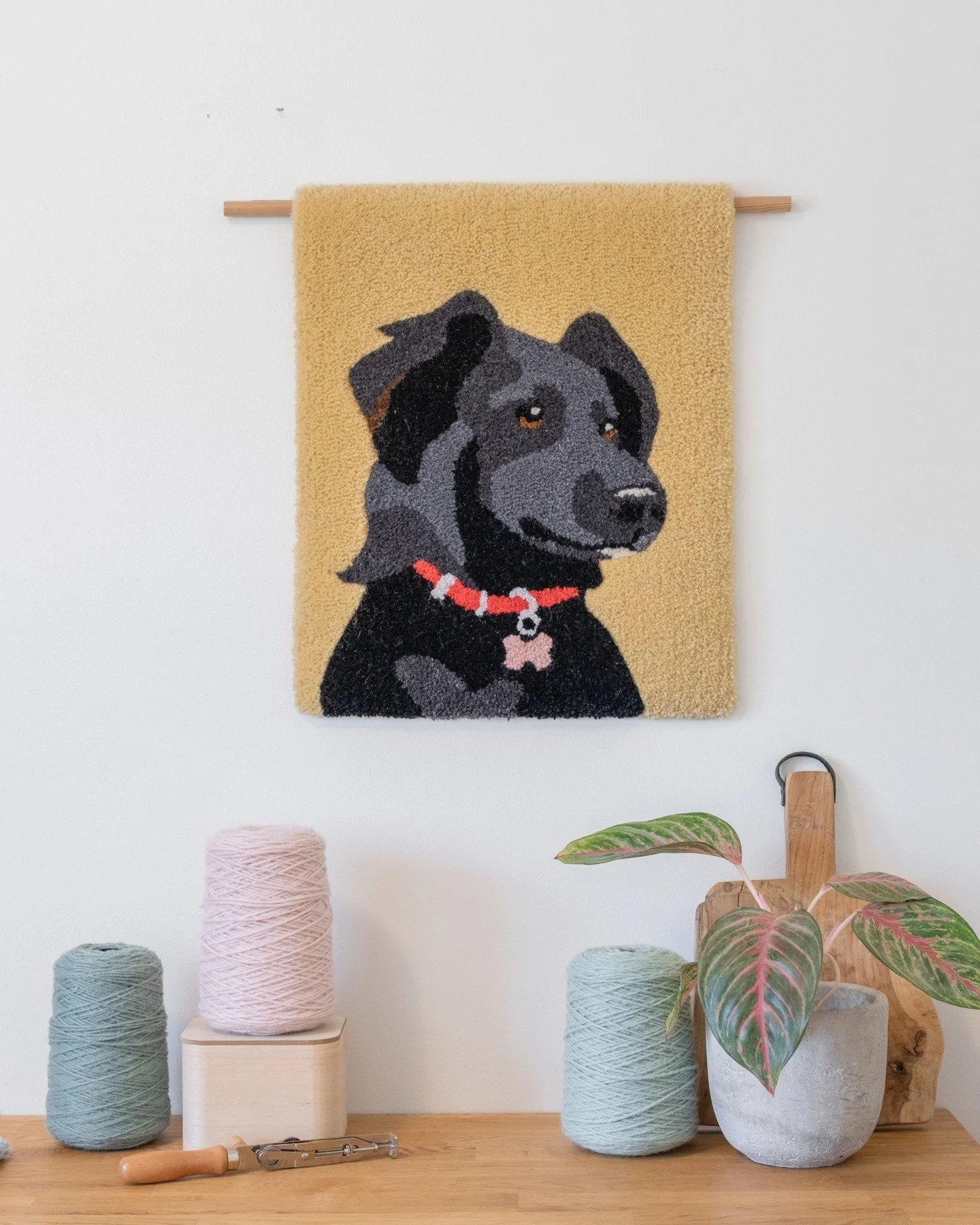 🇫🇮 T&auml;m&auml; tilausryijy syntyi rakkaudesta lemmikkiin. Ryijyss&auml; poseeraa suloinen Miina-koira 🧶🐾

Taustaksi valikoitui asiakkaan toiveesta pehme&auml;n hempe&auml; keltainen, joka korostaa Miinan mustaa  turkkia ja tekee kokonaisuudest