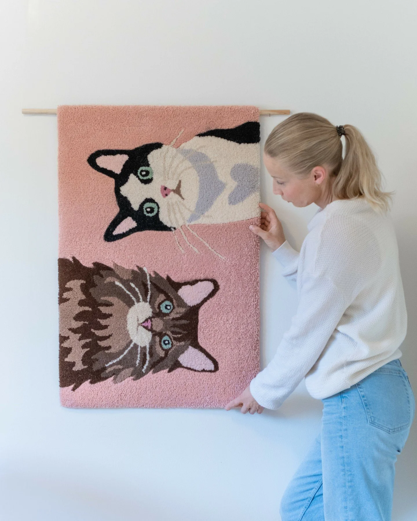 🇫🇮 T&auml;m&auml; ihastuttava kissa-ryijy syntyi asiakkaan toiveesta. 🐱🐱✨ 

H&auml;n oli n&auml;hnyt aiemmin tekem&auml;ni koiraryijyn ja ihastui sen asetteluun &ndash; niinp&auml; toivoi samaa tunnelmaa my&ouml;s t&auml;h&auml;n ty&ouml;h&ouml;n