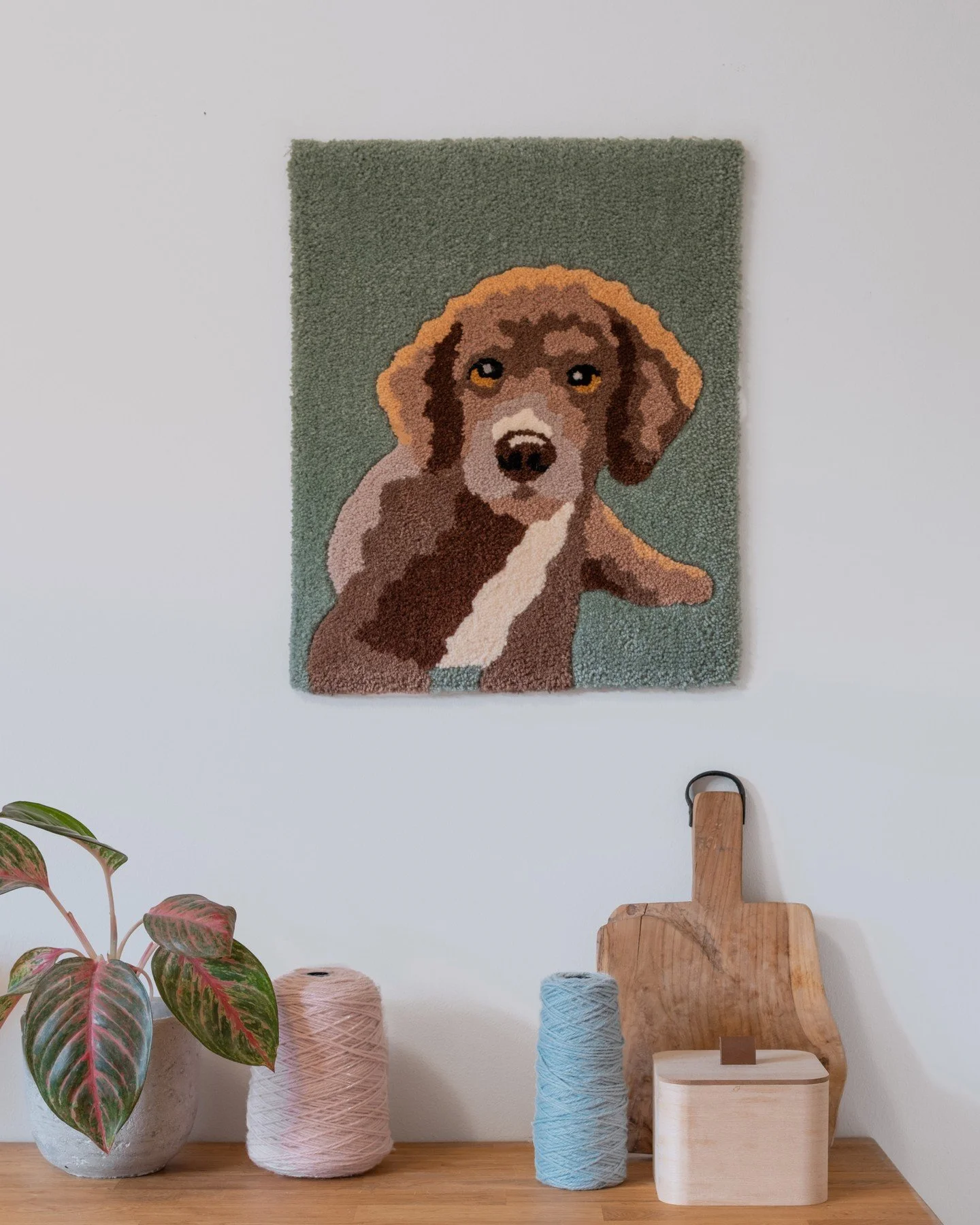 🇫🇮 T&auml;ss&auml; hurmaa Eino! 🐾

Eino sai oman ryijyn, jossa sen suloinen olemus p&auml;&auml;see kauniisti esiin. Kaikkiin koiraryijyihin valittiin taustav&auml;riksi harmoninen vihre&auml; &ndash; se nostaa turkin upeasti esille ja sopii t&aum