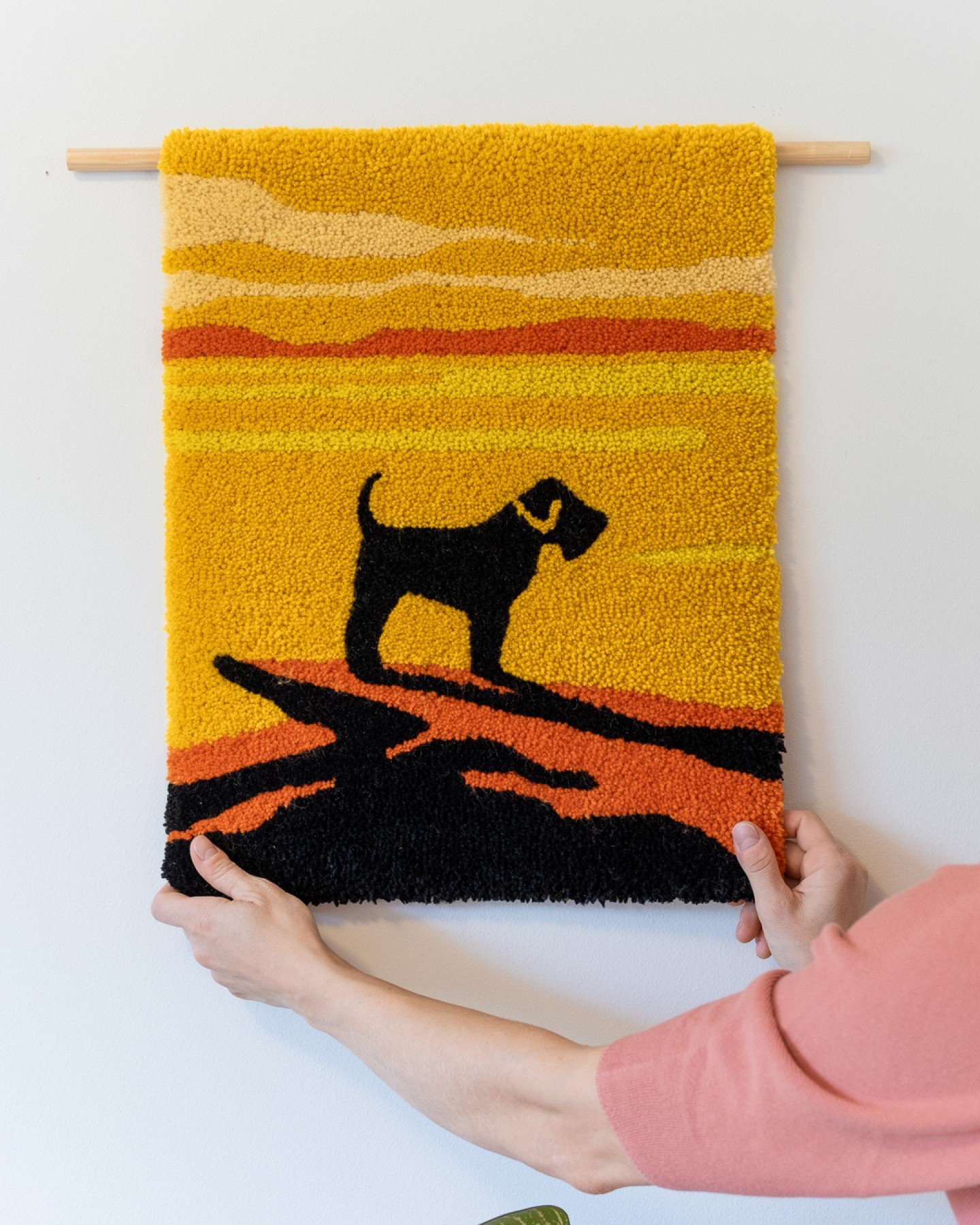 🇫🇮 N&auml;it&auml; valokuvasta tehtyj&auml; tunnelmaryijyj&auml; on todella ilo tehd&auml;. Asiakkaalla oli upea kuva omasta vehn&auml;terrierist&auml;&auml;n auringonlaskun aikaan, ja pyrimme s&auml;ilytt&auml;m&auml;&auml;n n&auml;it&auml; s&auml