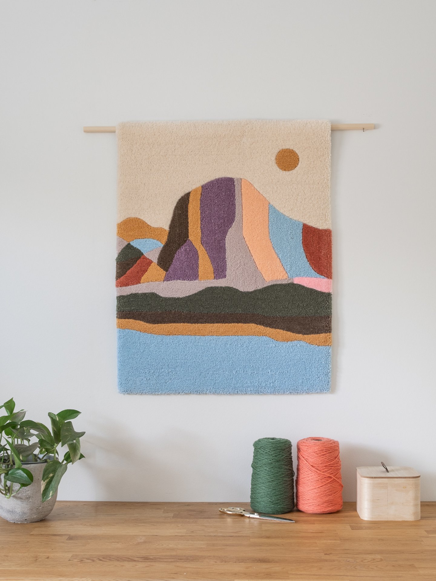 🇫🇮 Studio Eisama on taas tienp&auml;&auml;ll&auml; ja t&auml;ll&auml; hetkell&auml; majailen Etel&auml;-Ranskassa vuorten l&auml;hell&auml;, joten tuntui sopivalta postata vuori aiheinen ryijy. T&auml;m&auml; The Nose -ryijy on osa Yosemite kokoelm