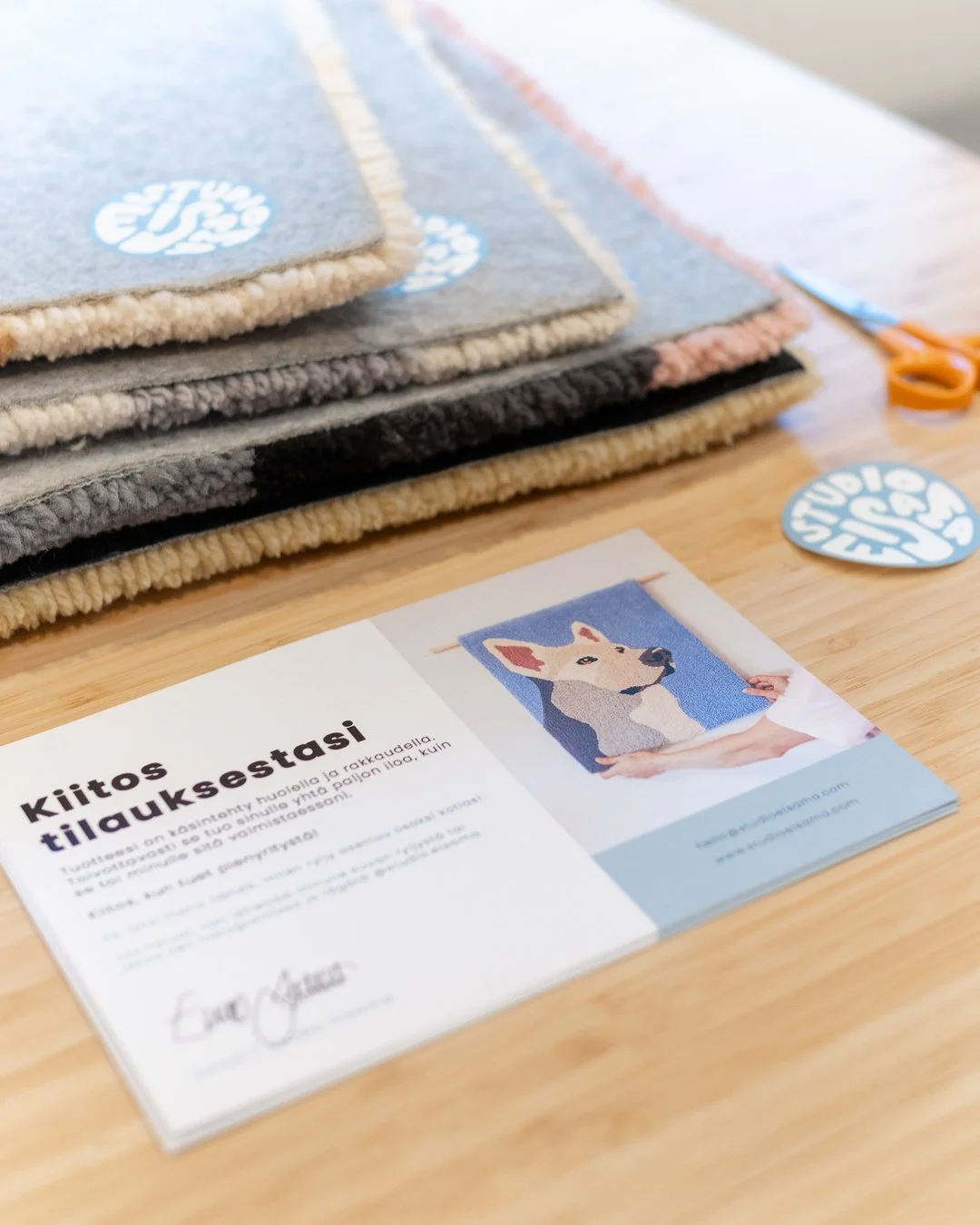 🇫🇮 Joululahjaksi tilattuja ryijyj&auml; l&auml;hd&ouml;ss&auml; j&auml;lleen postiin. Kiitos ihan hurjan paljon kaikille, jotka teitte tilauksen. Jokainen tilaus merkitsee minulle todella paljon. 🥰

Jos tilaamasi ryijy on t&auml;ss&auml; l&auml;he