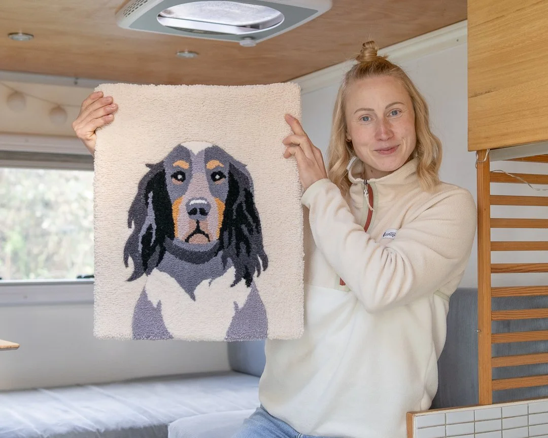 🇫🇮 T&auml;ss&auml; ryijyss&auml; ihastuttaa yst&auml;v&auml;tt&auml;relle lahjaksi tilattu koira. Kaikkein ihaninta oli se, ett&auml; tilaaja itse on aiemmin saanut lahjaksi minun tekem&auml;ni ryijyn, siksi olin erityisen iloinen, kun h&auml;n hal