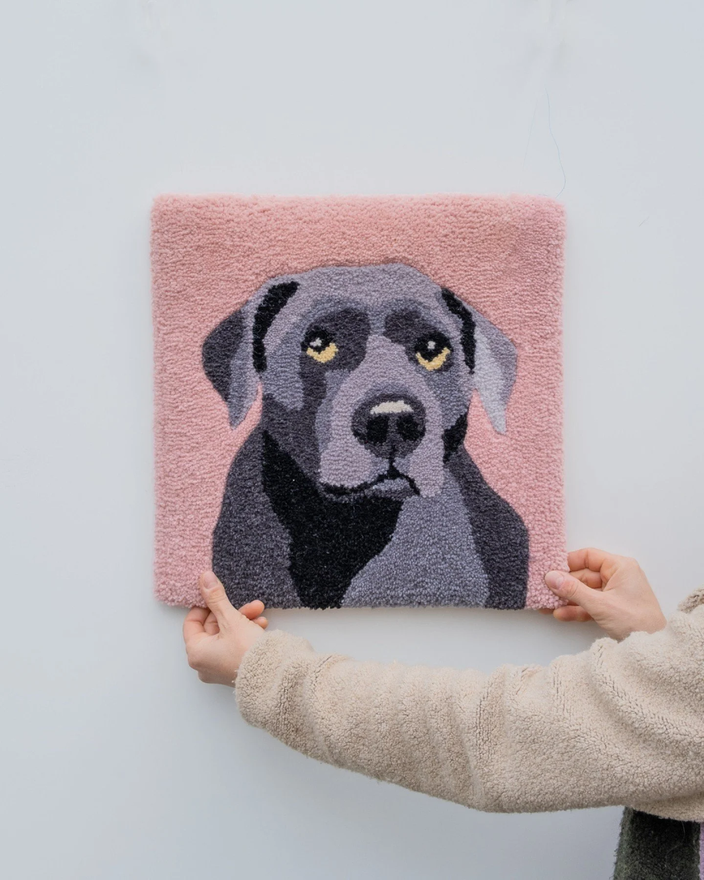 🇫🇮 Joululomalta on palattu takaisin sorvin &auml;&auml;reen ja nyt p&auml;&auml;sen vihdoin julkaisemaan kuvia joululahjaksi valmistuneista ryijyist&auml;. T&auml;ss&auml; ensimm&auml;isen&auml; suloinen Mozart. 

🇬🇧 Back from the Christmas break