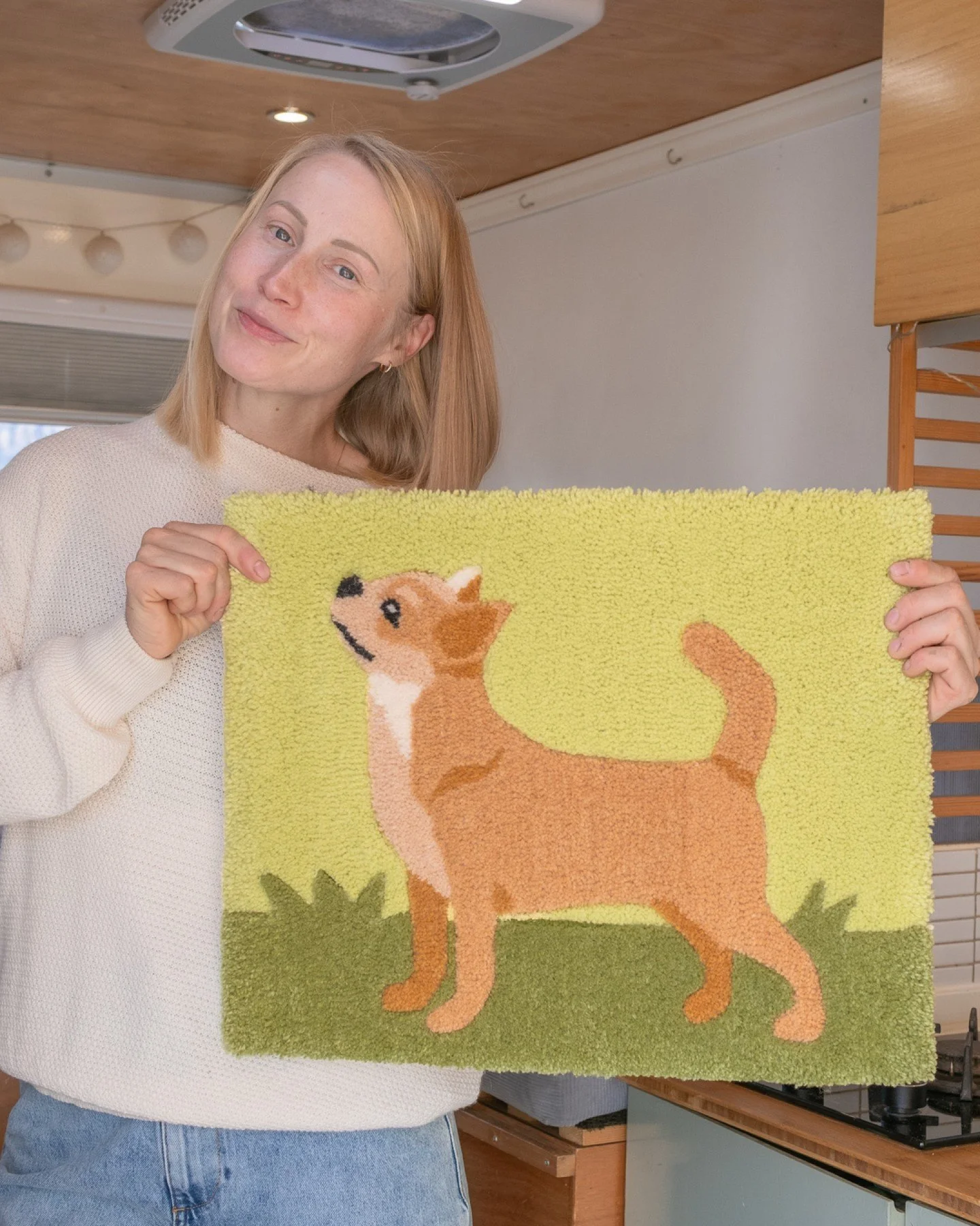 🇫🇮 Viime vuonna sain kunnian olla mukana Chihuahua ry:n erikoisn&auml;yttelyss&auml; palkinnon muodossa &ndash; lahjakortti portrettiryijyyn. 🏆✨
Nyt t&auml;m&auml; katseenvangitsija on valmis: ryijy, joka ikuistaa pienen mutta suuren persoonan, ju