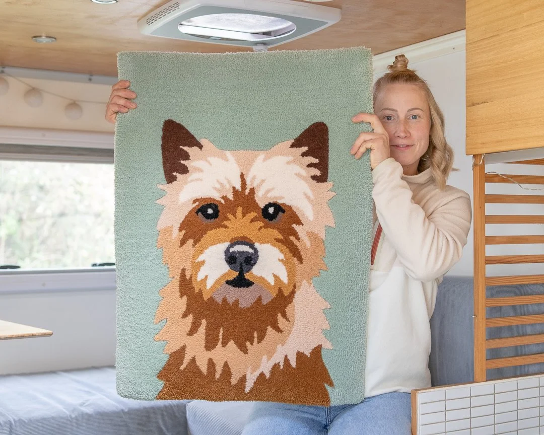 🇫🇮 T&auml;ss&auml; valmis ryijy Vinski-koirasta. T&auml;m&auml; muistoryijy on toteutettu perheen edesmenneen norwichinterrierin muistoksi, ja se on ensimm&auml;inen ryijy, jonka olen saanut tehd&auml; t&auml;st&auml; koirarodusta. Ryijyn koko on 8