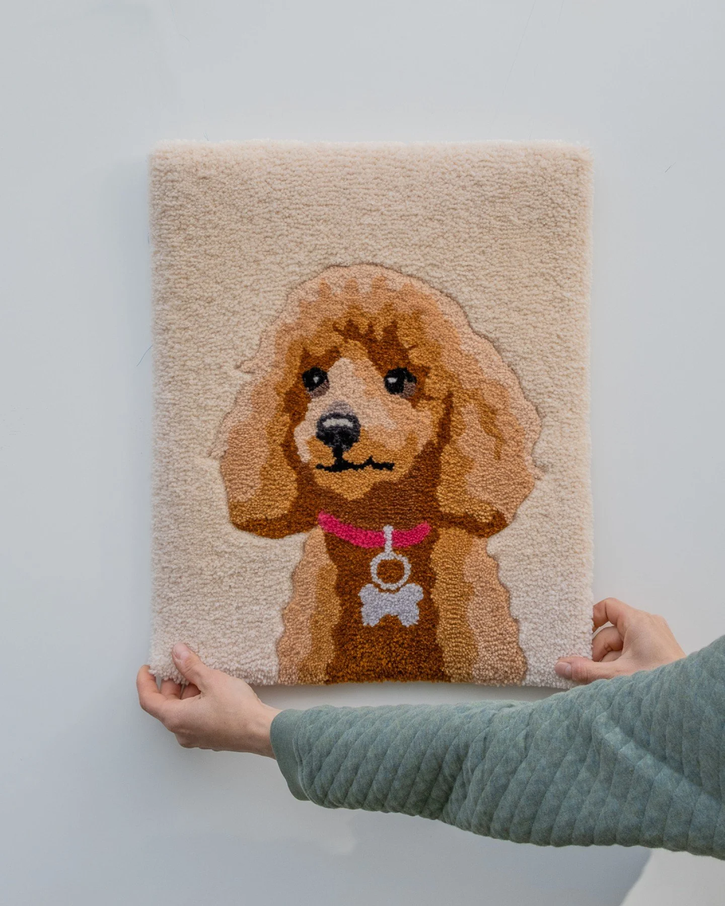 🇫🇮 T&auml;ss&auml; j&auml;lleen yksi joululahjaksi tilattu ryijy. T&auml;ss&auml; ryijyss&auml; komeilee asiakkaan siskon koira Havu. En kest&auml;, miten s&ouml;p&ouml; t&auml;st&auml; tuli! 😍

Kiitos luottamuksesta, t&auml;m&auml; projekti oli t