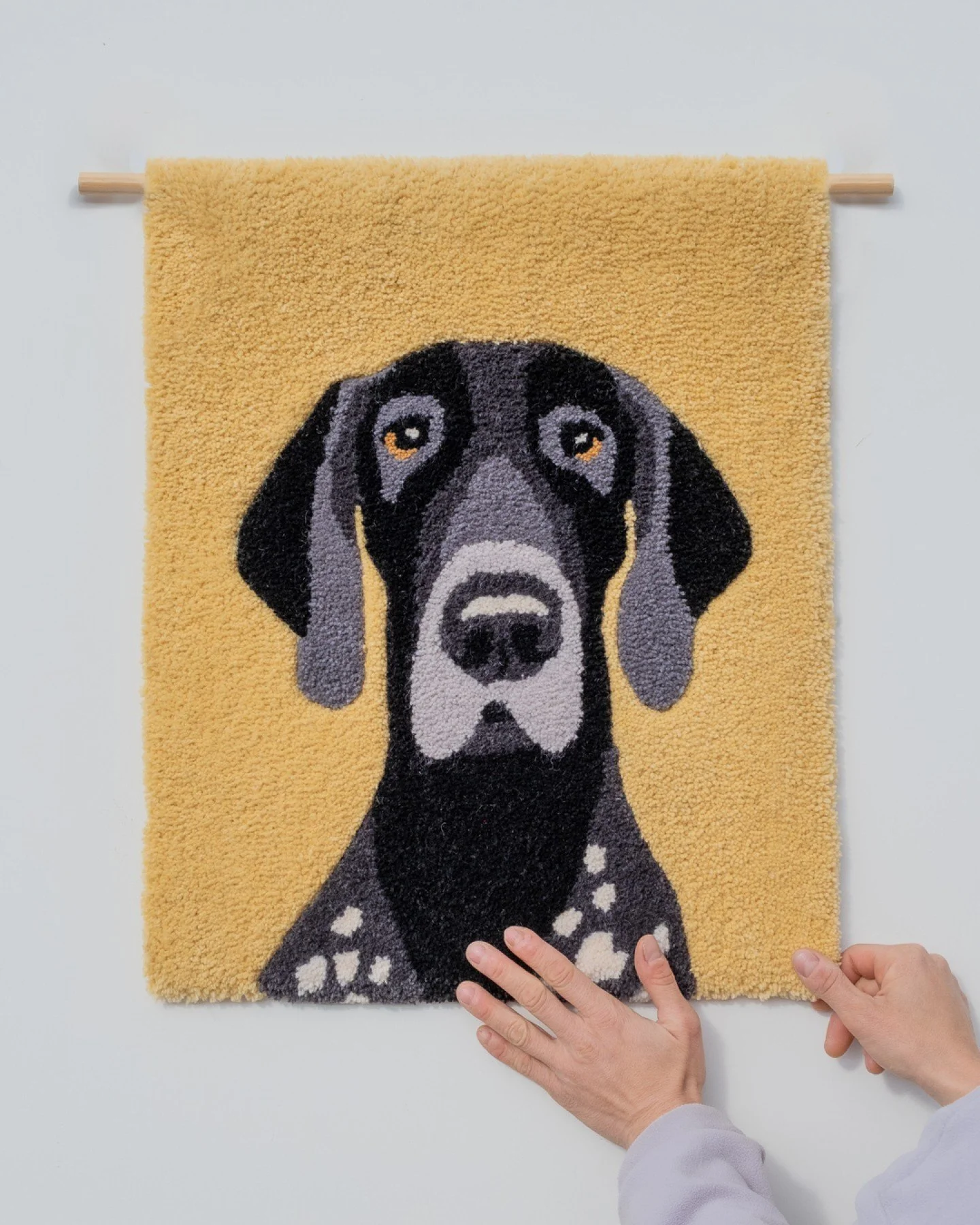 🇫🇮 T&auml;ss&auml; ryijyss&auml; ihastuttaa suloinen mets&auml;styskoira Nova. Asiakas joutui yll&auml;tt&auml;en luopumaan rakkaasta yst&auml;v&auml;st&auml;&auml;n ja halusi ikuistaa Novan muistoksi ryijyyn. Kiitos luottamuksesta, oli kunnia tote