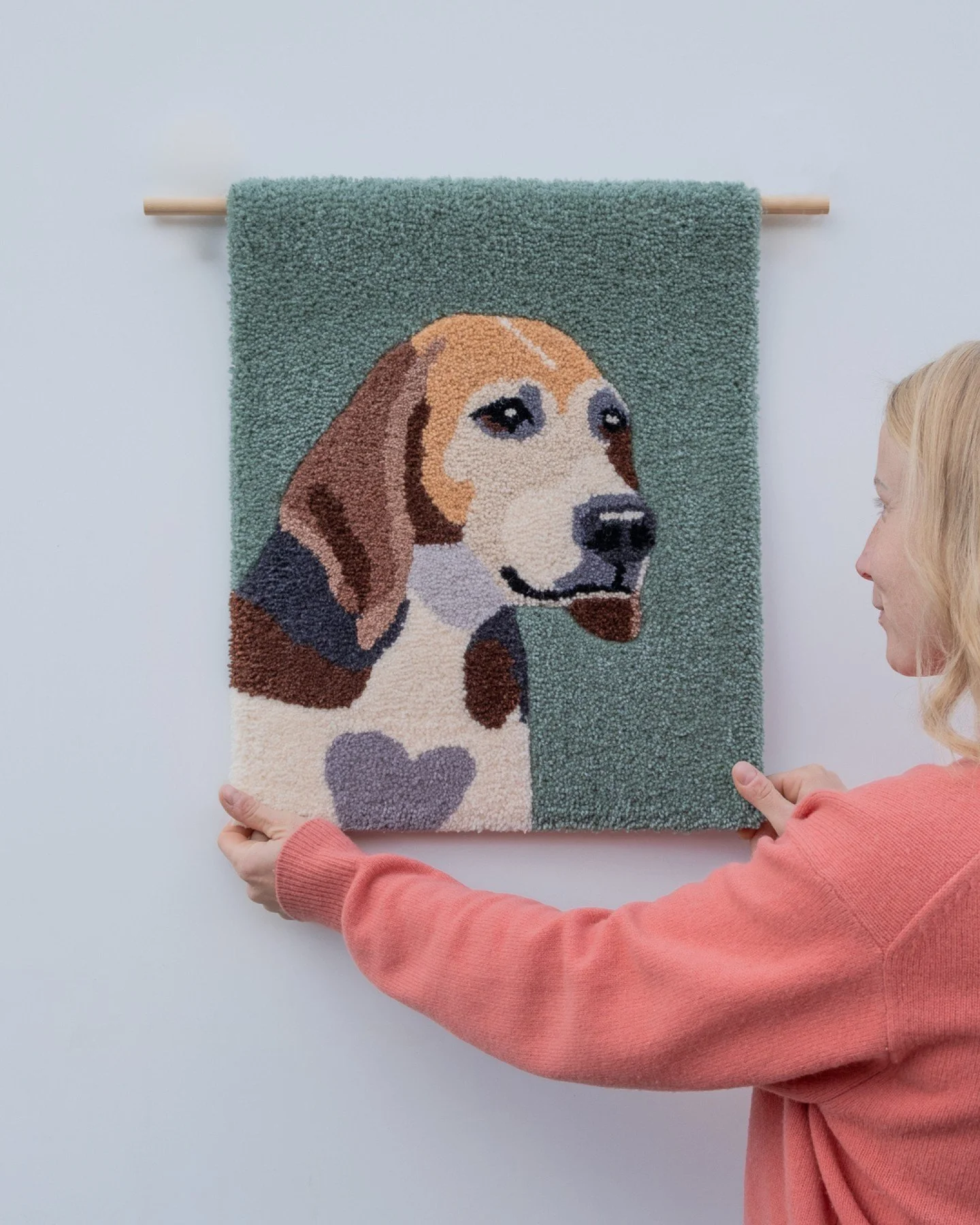 🇫🇮 T&auml;ss&auml; ryijyss&auml; hurmaa vanha beagle-rouva Raili.

Asiakkaan toiveena oli vihre&auml; tausta, jotta Railin kaunis v&auml;ritys p&auml;&auml;see kunnolla esiin, ja se oli kyll&auml; nappivalinta. 🐾

🇬🇧 This rya rug features the ch