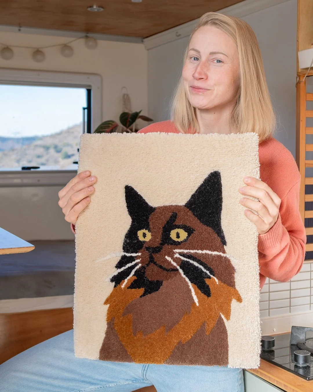 🇫🇮 Olipa hauska p&auml;&auml;st&auml; tekem&auml;&auml;n pitk&auml;st&auml; aikaa kissa-aiheinen ryijy. Kissa-aiheisia t&ouml;it&auml; onkin tulossa l&auml;hiaikoina lis&auml;&auml;, mutta t&auml;ss&auml; ryijyss&auml; komeilee upea Maine Coon @mai