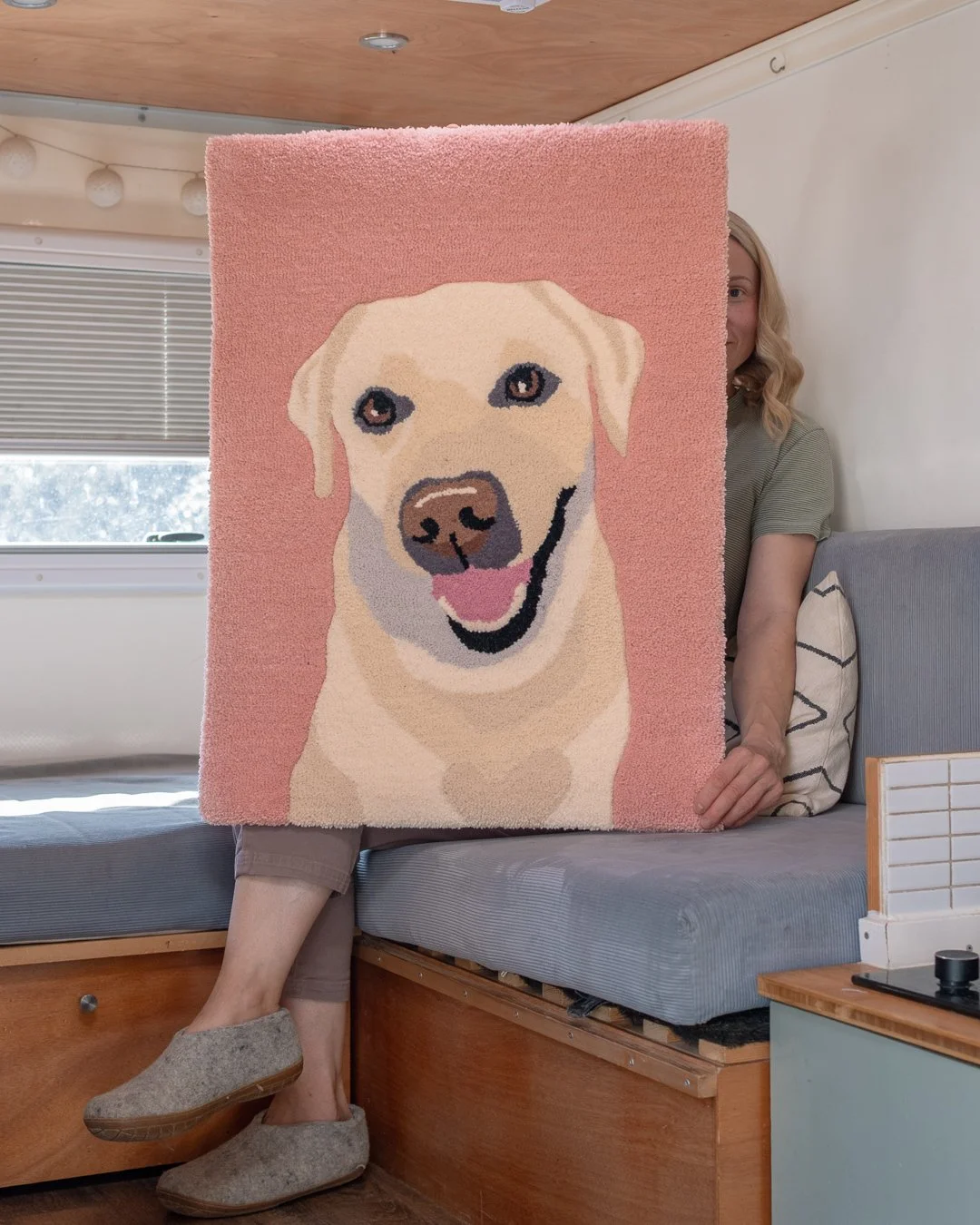 🇫🇮 T&auml;ss&auml; ryijyss&auml; komeilee suloinen labradorinnoutaja Routa. 🐾✨ 

Seuraa t&auml;m&auml;n hurmaavan karvakorvan seikkailuja Instagramissa tilill&auml; @routa_the_labrador

🇬🇧 This beautiful rug features the adorable Labrador retrie