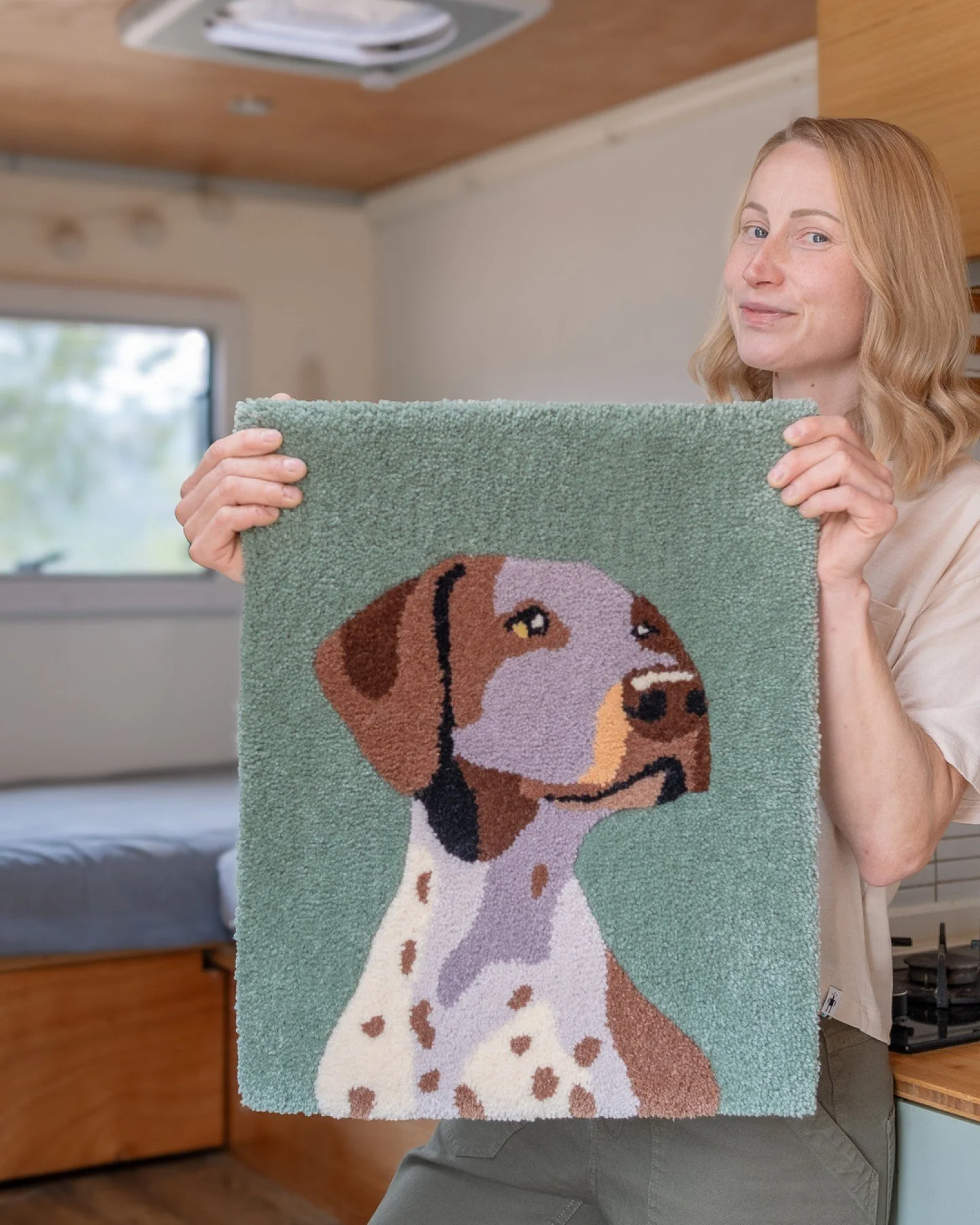 🇫🇮 T&auml;ss&auml; on viime videolta tuttu Flappy. H&auml;nest&auml; tuli mielest&auml;ni niin hurmaava 😍. T&auml;m&auml; ty&ouml; on kooltaan 40x50 cm ja taustav&auml;rin&auml; on granite green, joka sopii t&auml;m&auml;n lyhytkarvaisen saksansei