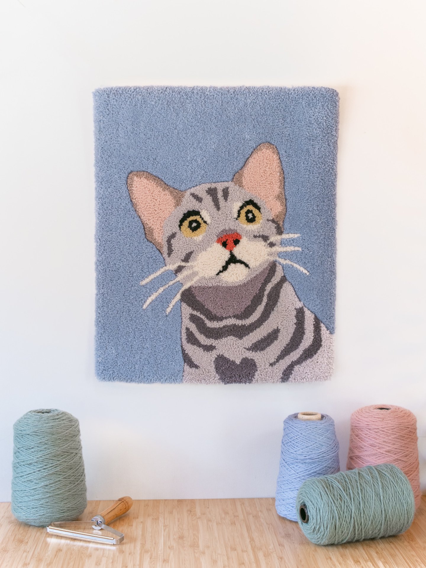 🇫🇮 Ensimm&auml;inen Felis-kissaryijy on valmis! 🐱🧶

Tampereelle avattiin t&auml;ll&auml; viikolla Felis &ndash;Kissaklinikka. Pyynikinel&auml;inl&auml;&auml;k&auml;reiden uusi toimipiste, joka on omistettu pelk&auml;st&auml;&auml;n kissoille. Sai
