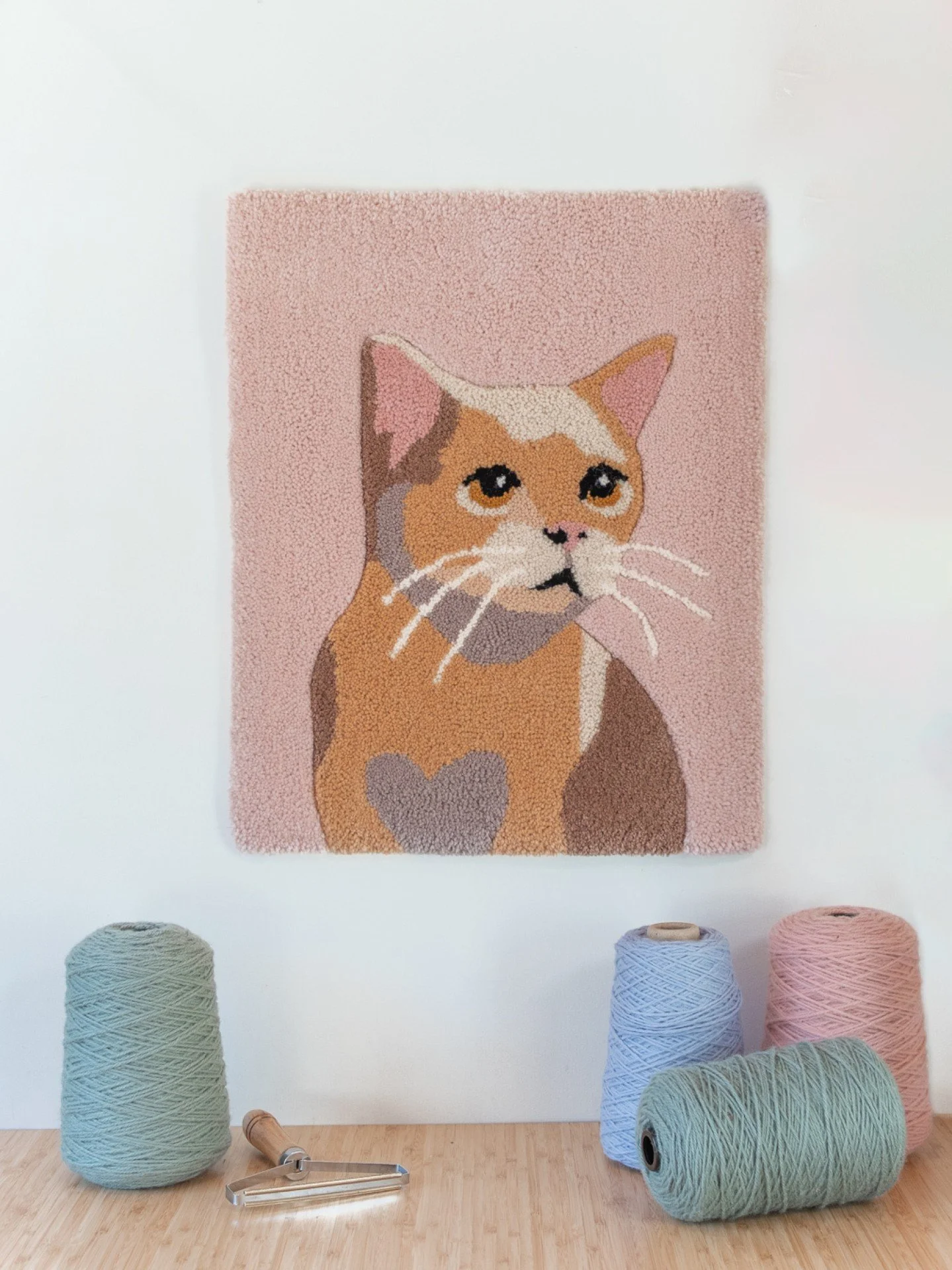Ja t&auml;ss&auml; kolmas Felis-kissaklinikalle tuftattu ryijy! 🐱🧶✨

T&auml;m&auml; projekti oli aivan huippu. Kolme kissaa, kolme ryijy&auml;, yksi ihana kokonaisuus suunniteltu juuri heid&auml;n tiloihin. 

Felis, Pyynikinel&auml;inl&auml;&auml;k