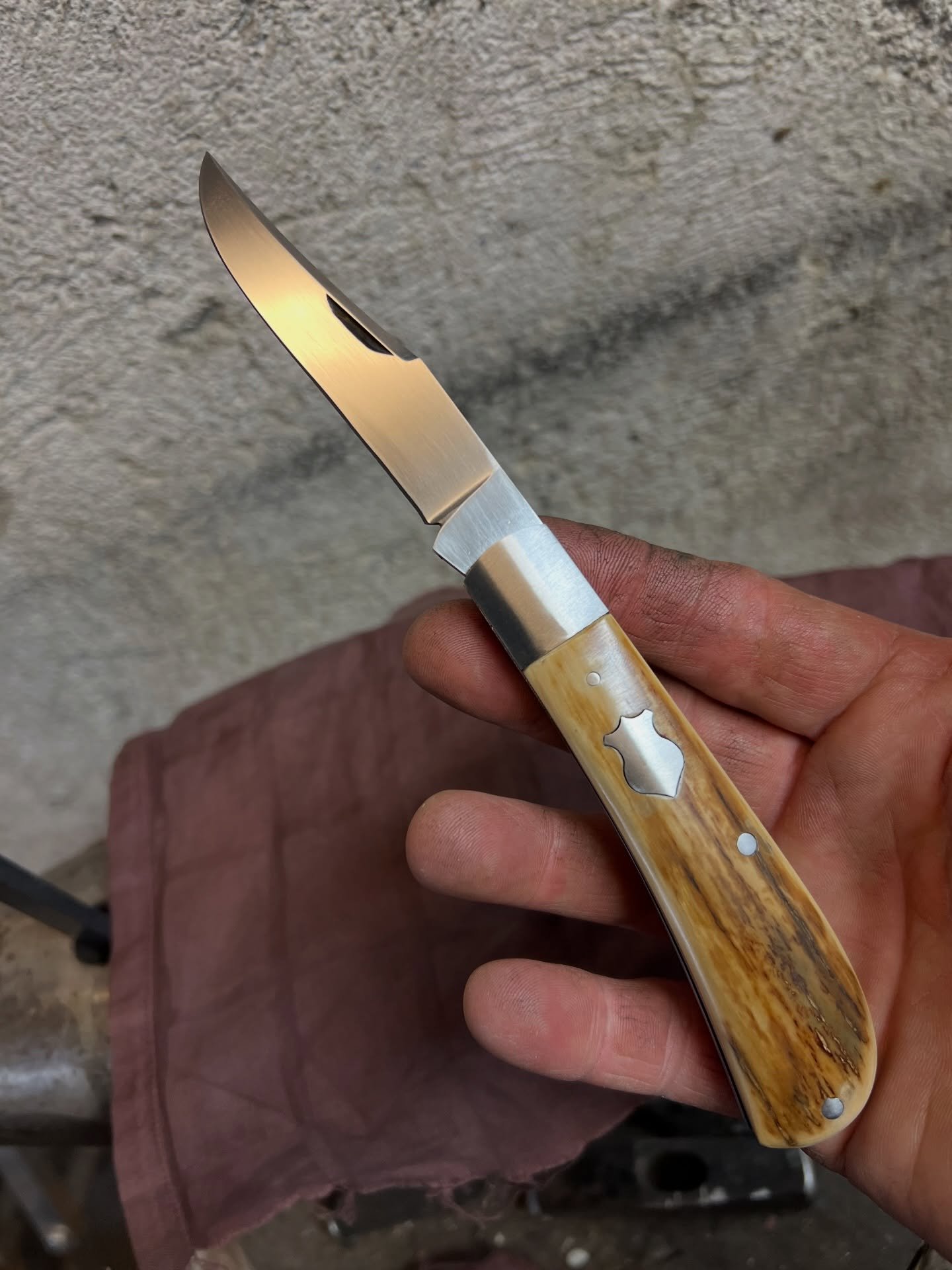 Hi folks!
Long time without posting #slipjoints, here a brand new #trapper , 11 cm closed , 19 cm OAL with 7,5cm edge.
Stainless steel 154cm for blade and spring, liners and shield are made by 416 ss. Mammoth bark to complete the job. *** SOLD *** ! 