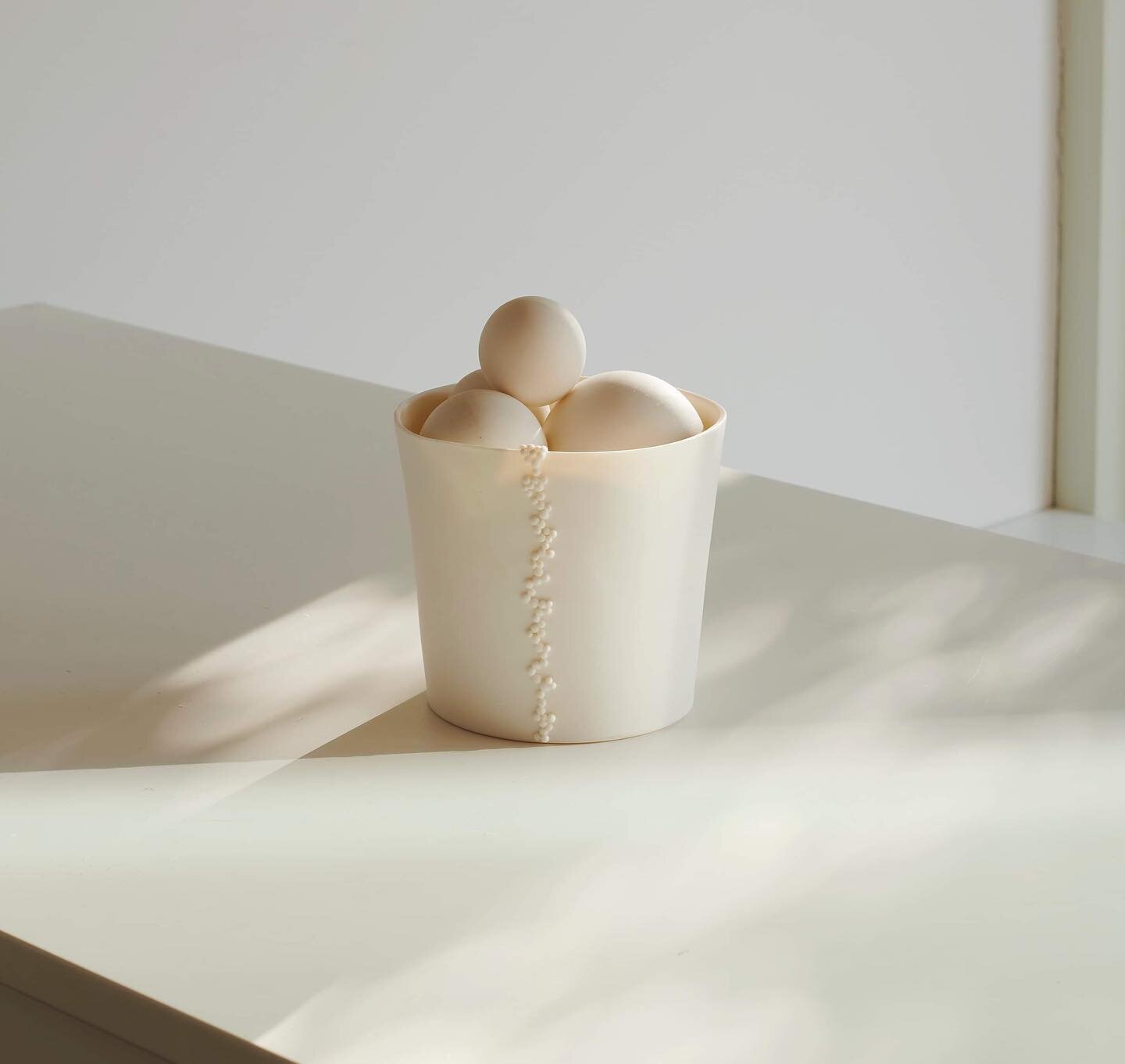 Winter Wonderland inspiration with snowballs in porcelain by Valerie Delobal. We love the simple and minimalistic works from french artist @valeriedelobalporcelaine 
Available in the Nyon showroom. 
*
**
***
#cabaneblanche #art #design #furniture #po