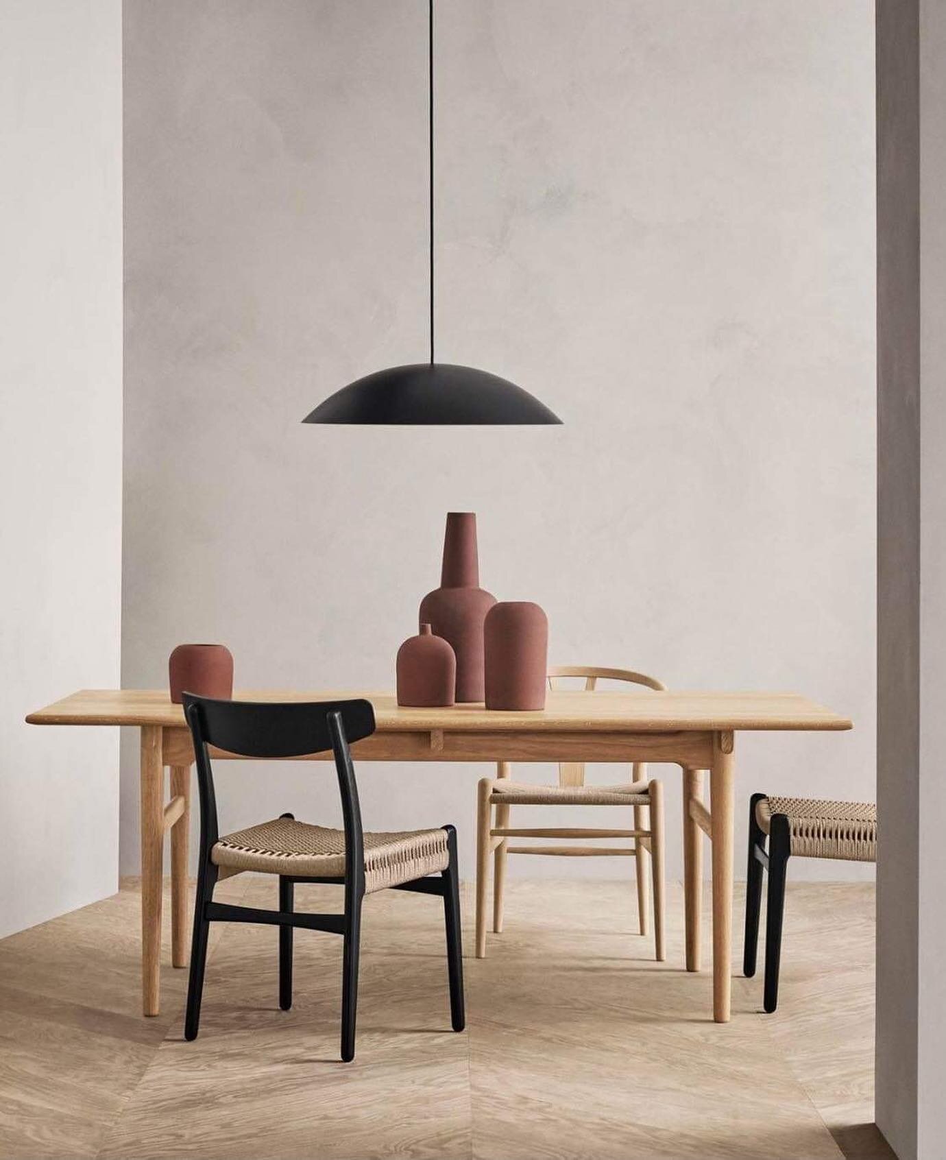 Did you know that we sell Carl Hansen &amp; S&oslash;n ? We have samples of all the colours and wood types in the showroom. If you need help to decide on colours or wood we can bring them to your home if you live in the region.
*
**
***
#cabaneblanch