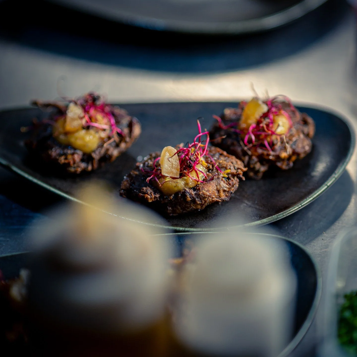 Meet our twist on the classic pakora! Made with chanterelle mushrooms and red onions, and topped with pineapple chutney, candied ginger, and beetroot sprouts.⁠
⁠
This crispy, flavour-packed bite brings South Asian tradition and local flair together i
