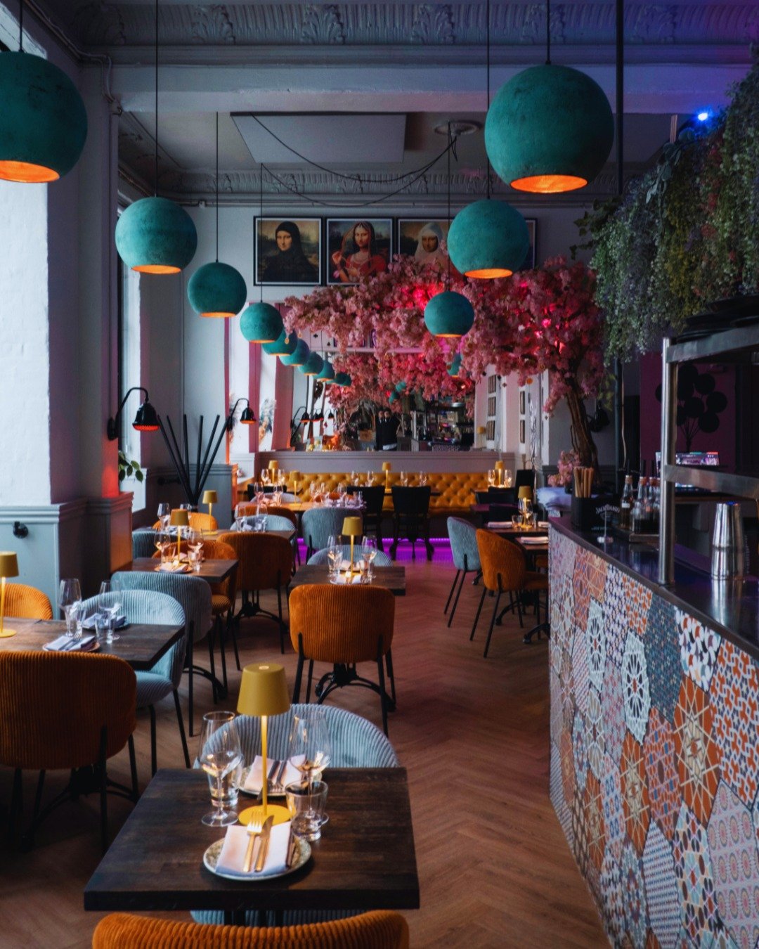 Our interior tells the same story as our food 🌸 Rooted in tradition. Shaped by the present. A modern expression of Pakistan - in colour, in culture and in flavour.

#ModernPakistani #FineDiningCopenhagen #TasteOfPakistan #CopenhagenEats #DesiFlavour